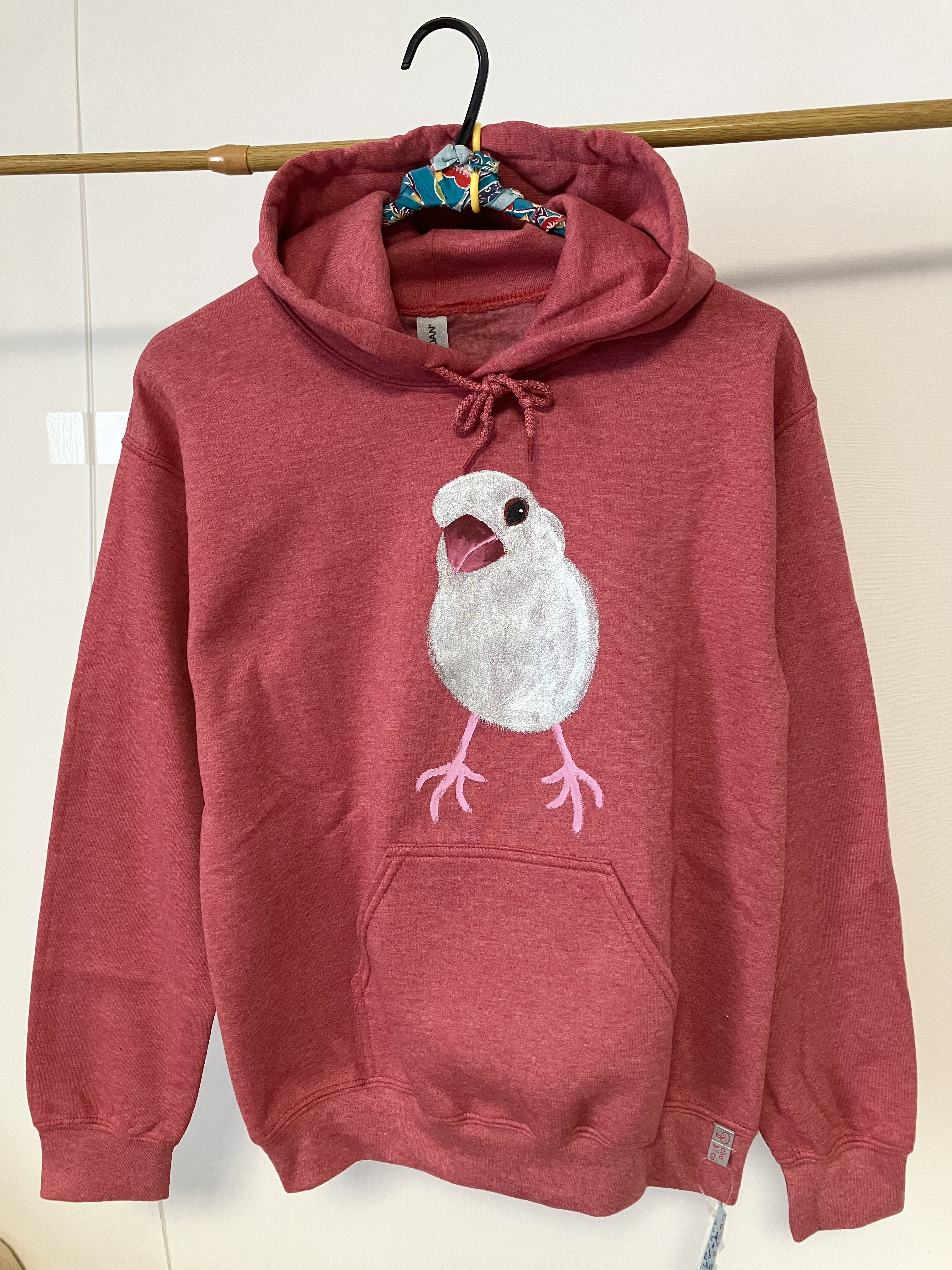 ガンメタ文鳥・両面手描きフーディー（かぶりパーカー）メンズSタグ（女性Mサイズ対応）しもふりピンク手描き・chobico