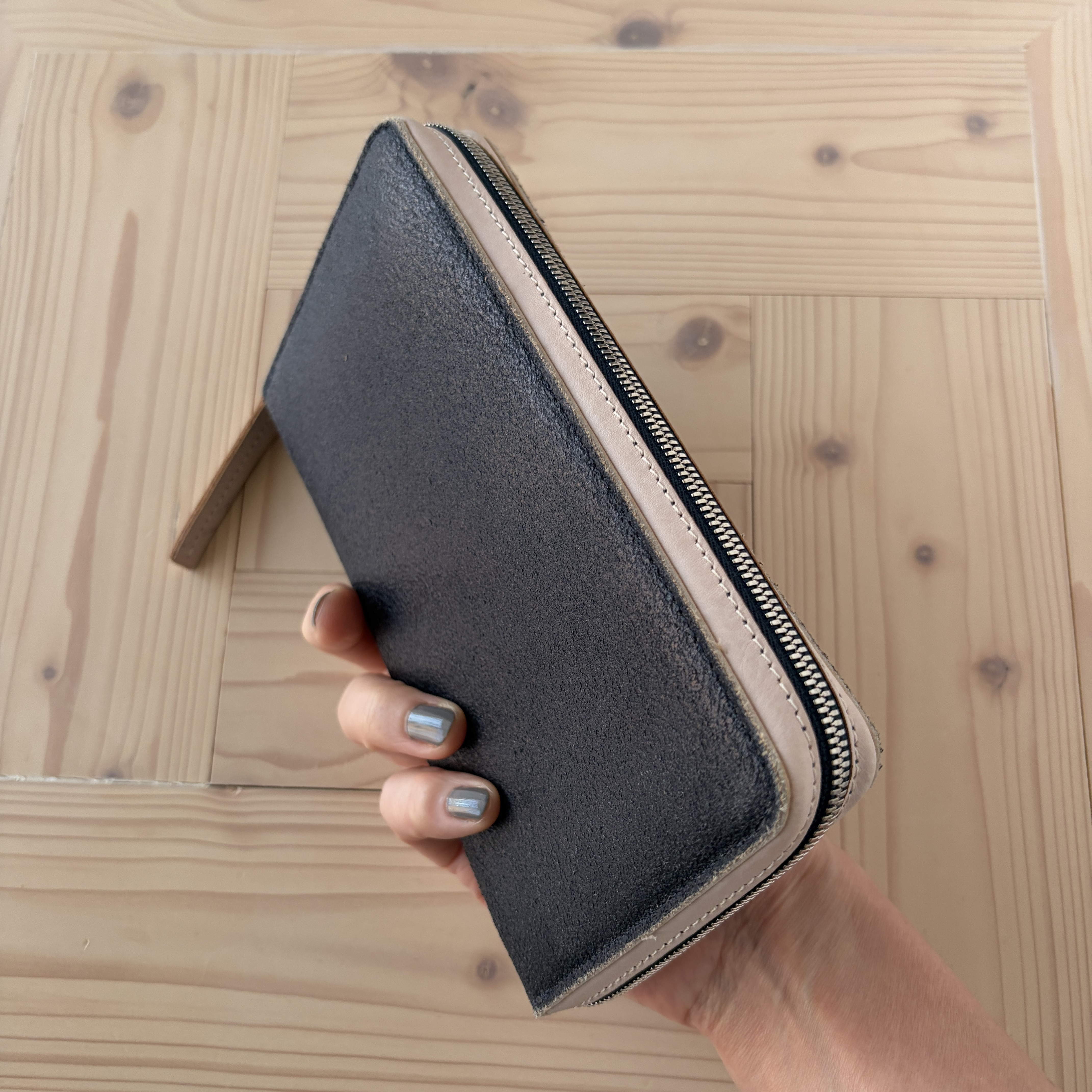 【ARCHIVE】ラウンドファスナーロング｜牛革長財布 ネイビー