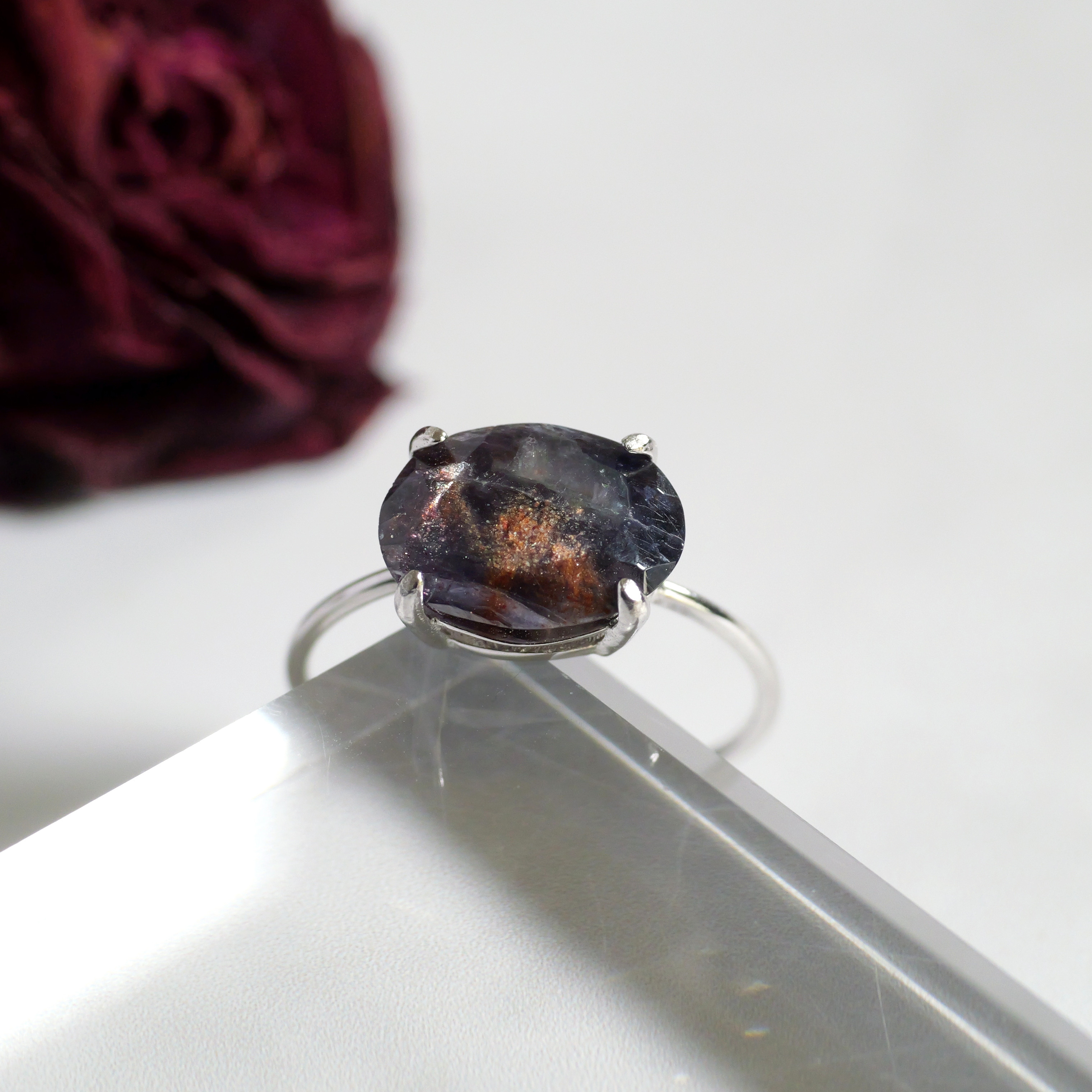 ゴールドのインクルージョンが美しいアイオライトサンストーンのリング