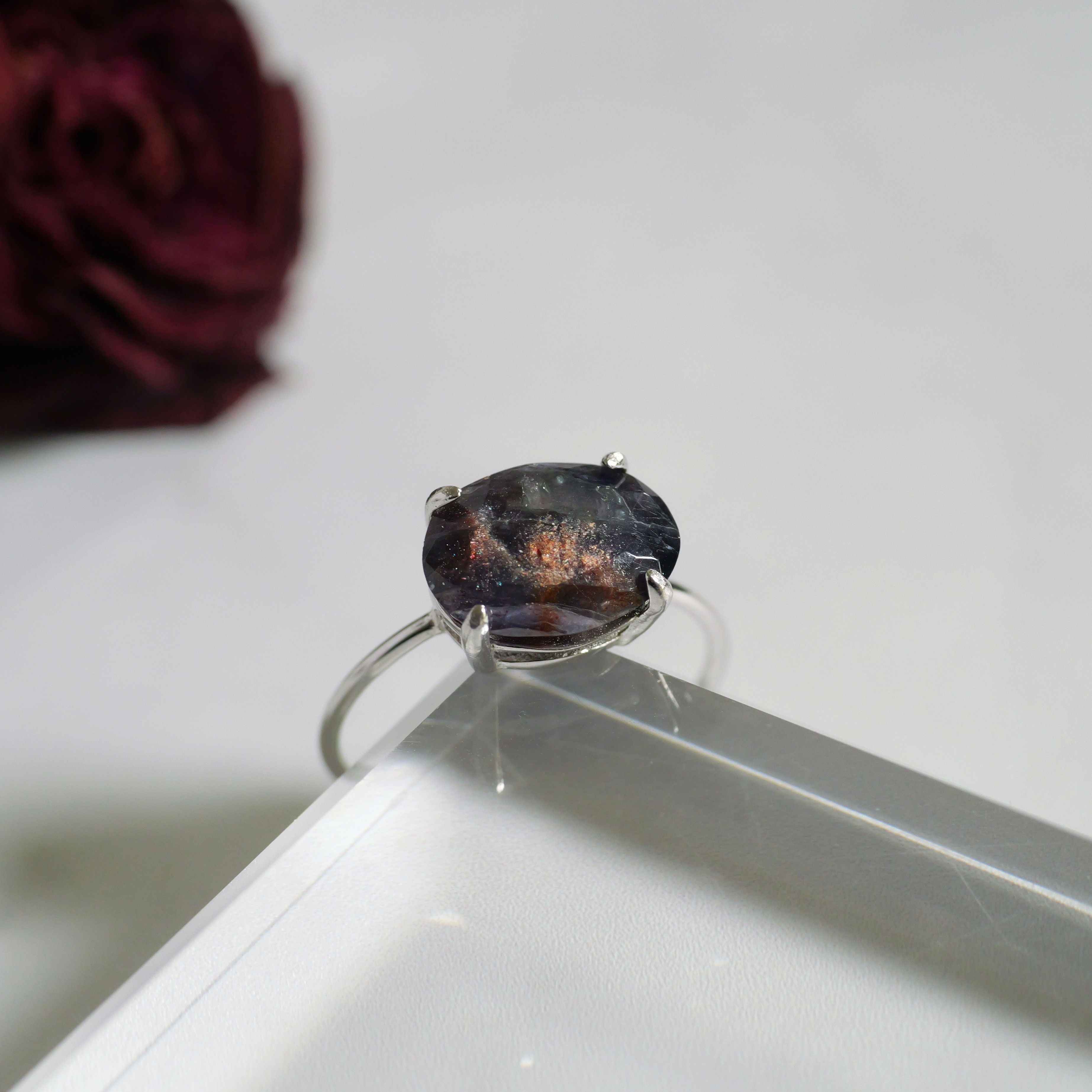 ゴールドのインクルージョンが美しいアイオライトサンストーンのリング