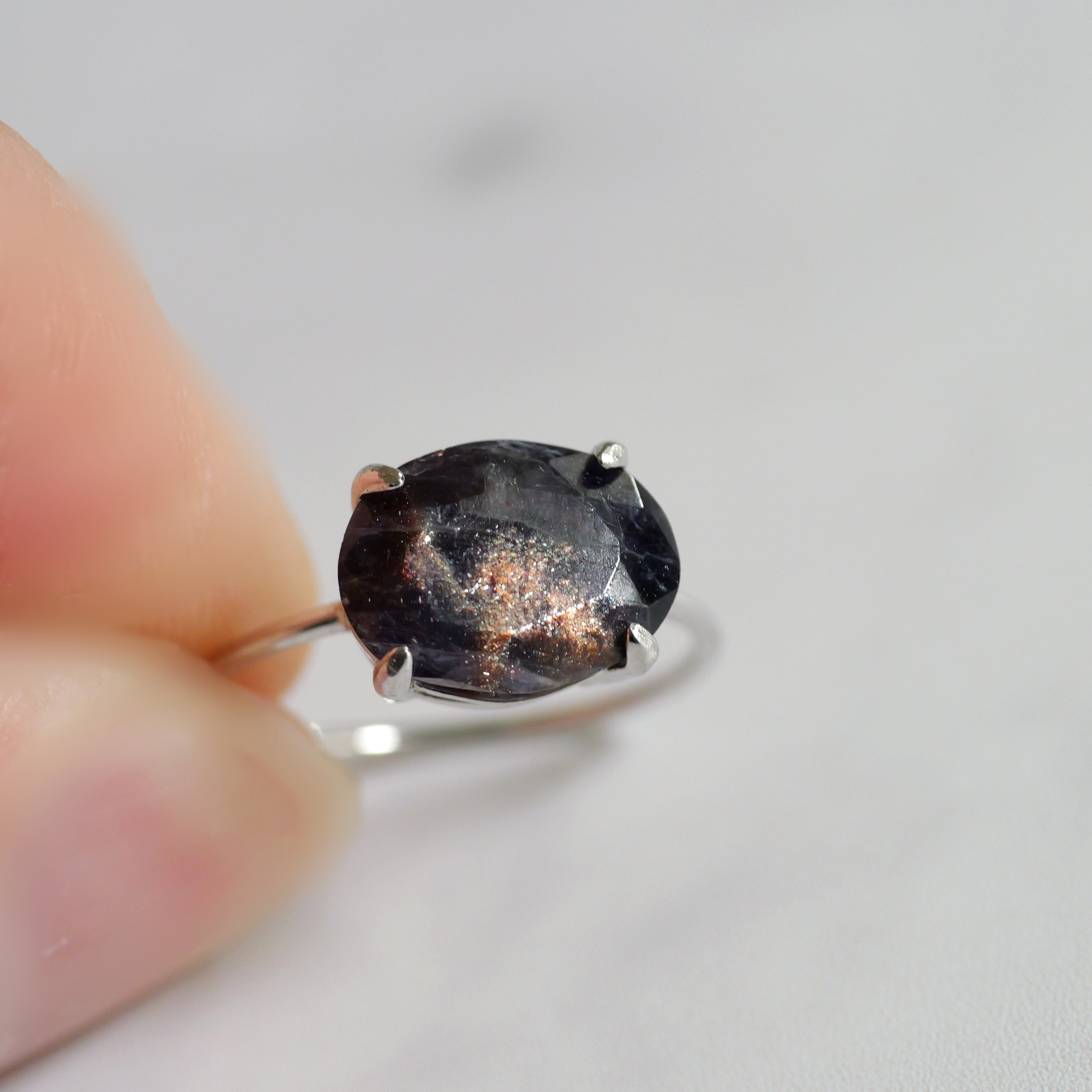 ゴールドのインクルージョンが美しいアイオライトサンストーンのリング