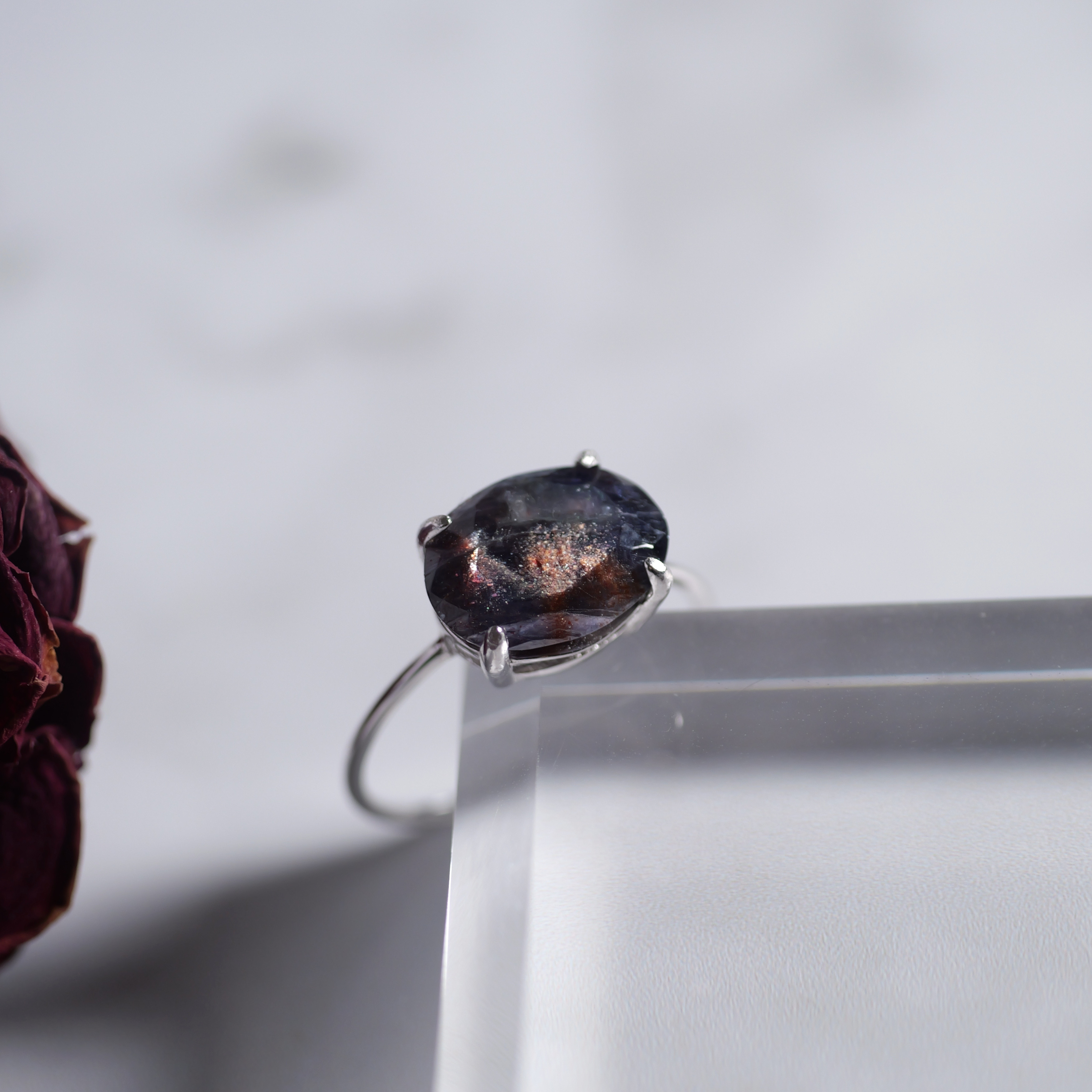 ゴールドのインクルージョンが美しいアイオライトサンストーンのリング