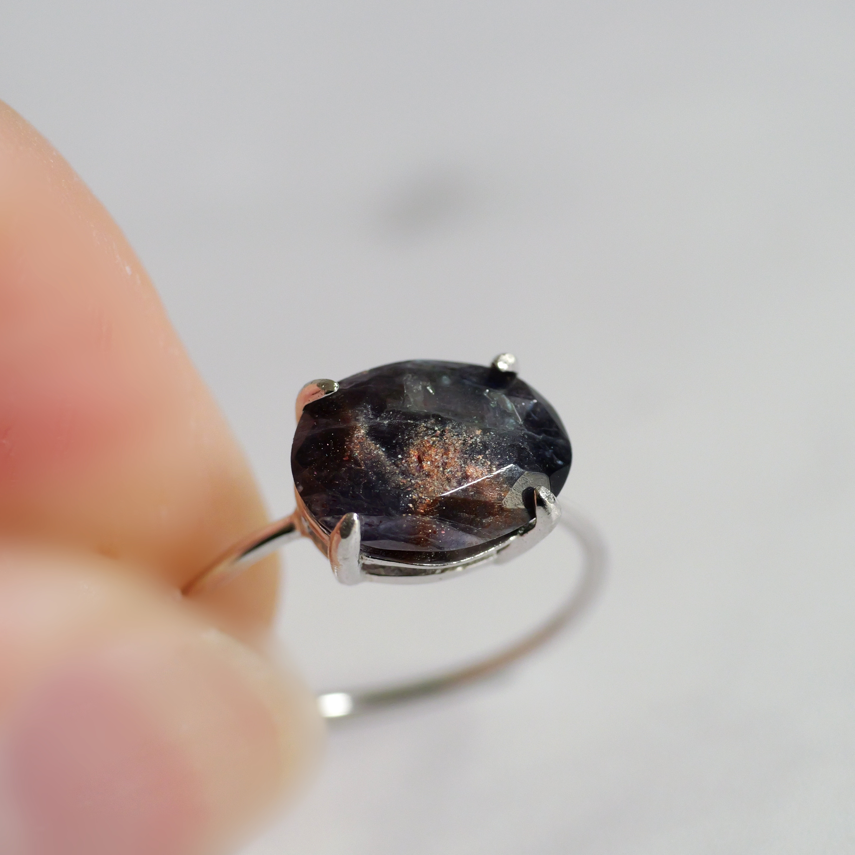 ゴールドのインクルージョンが美しいアイオライトサンストーンのリング