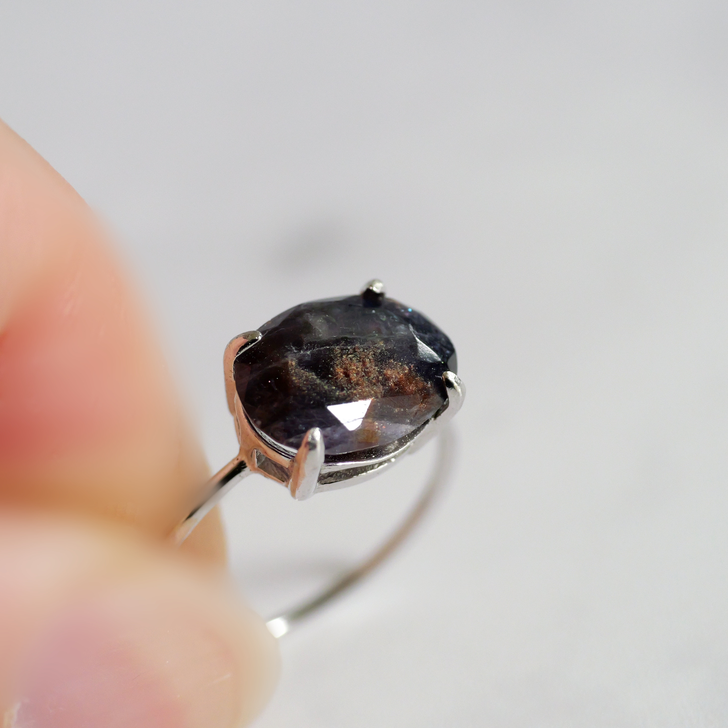 ゴールドのインクルージョンが美しいアイオライトサンストーンのリング