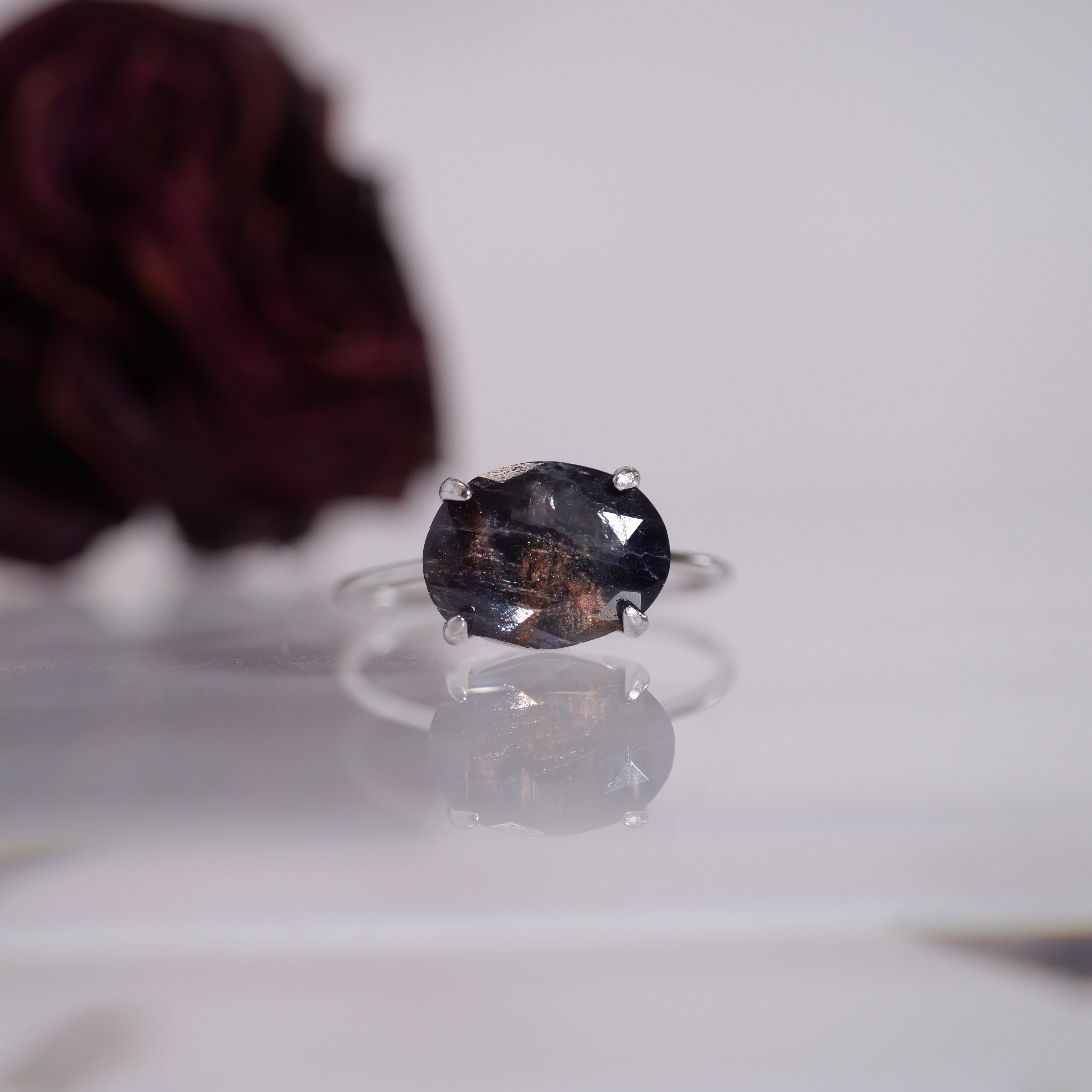 ゴールドのインクルージョンが美しいアイオライトサンストーンのリング