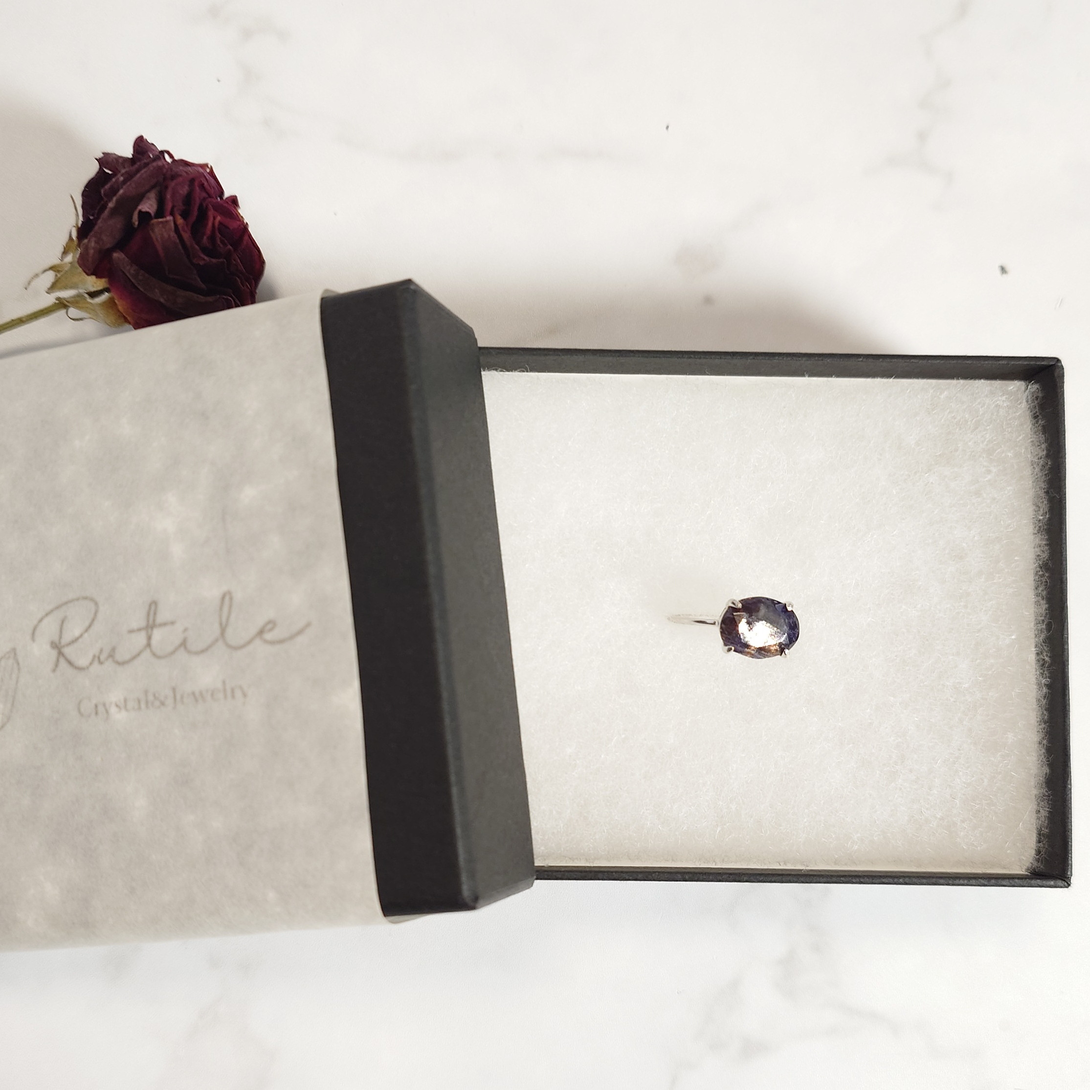 ゴールドのインクルージョンが美しいアイオライトサンストーンのリング