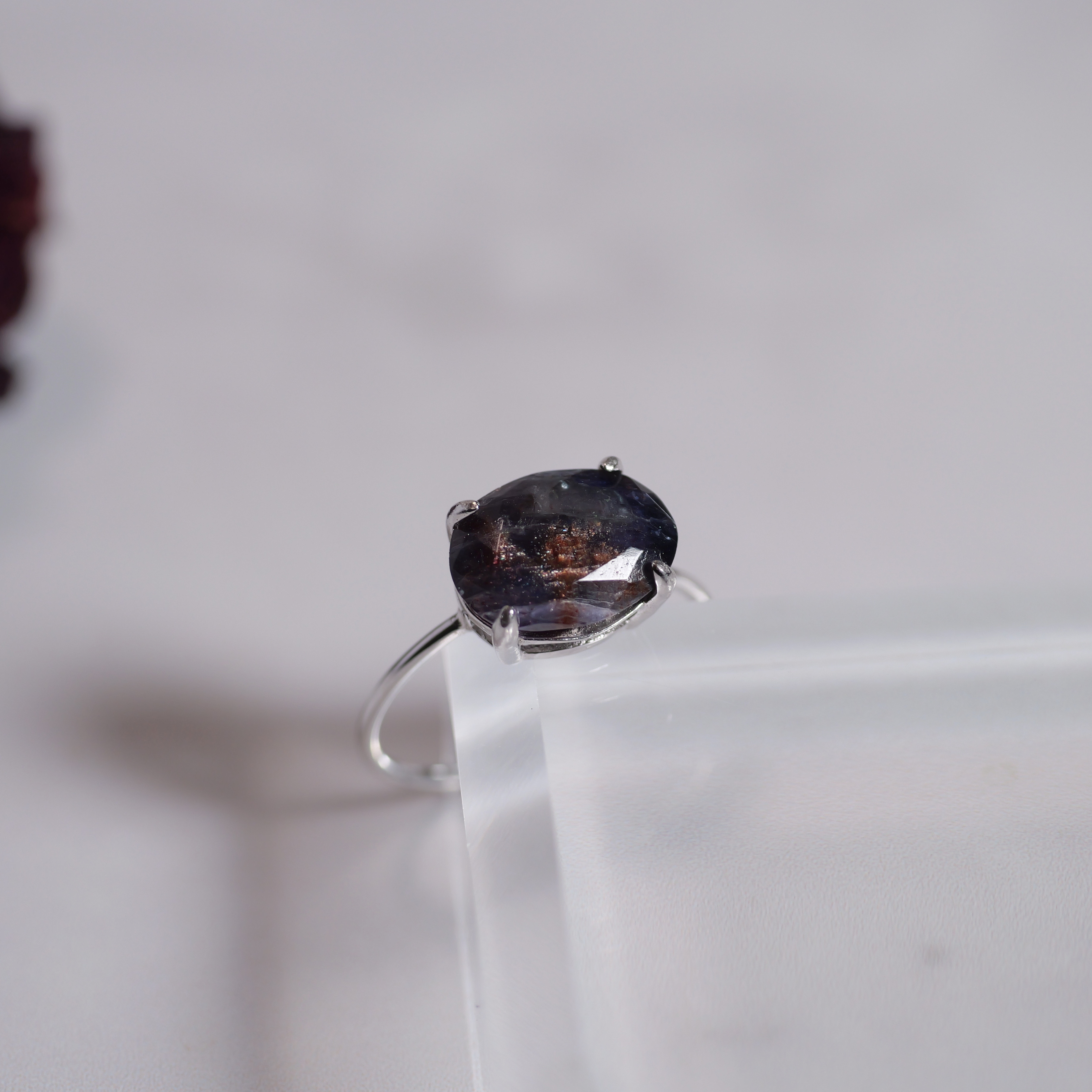 ゴールドのインクルージョンが美しいアイオライトサンストーンのリング