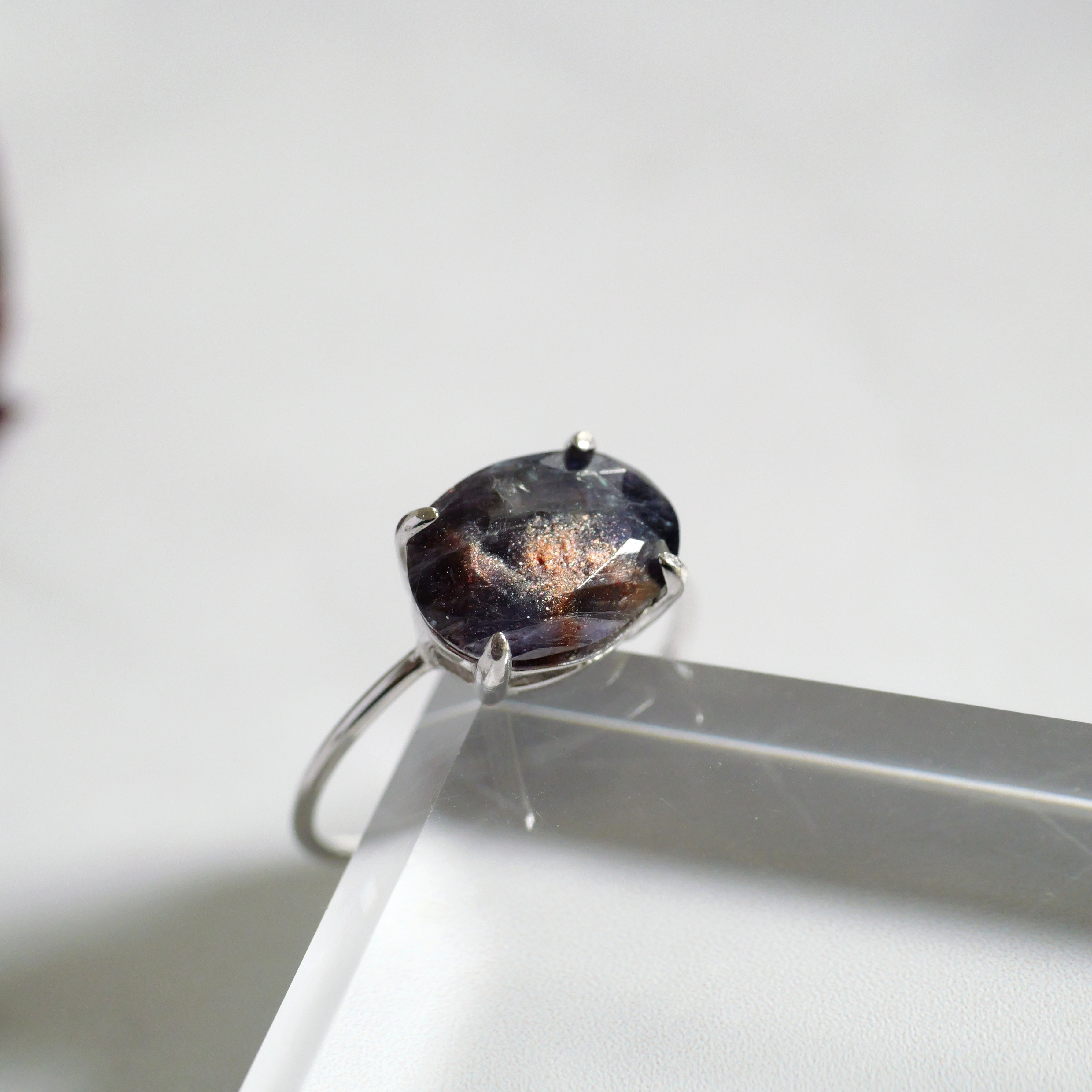 ゴールドのインクルージョンが美しいアイオライトサンストーンのリング