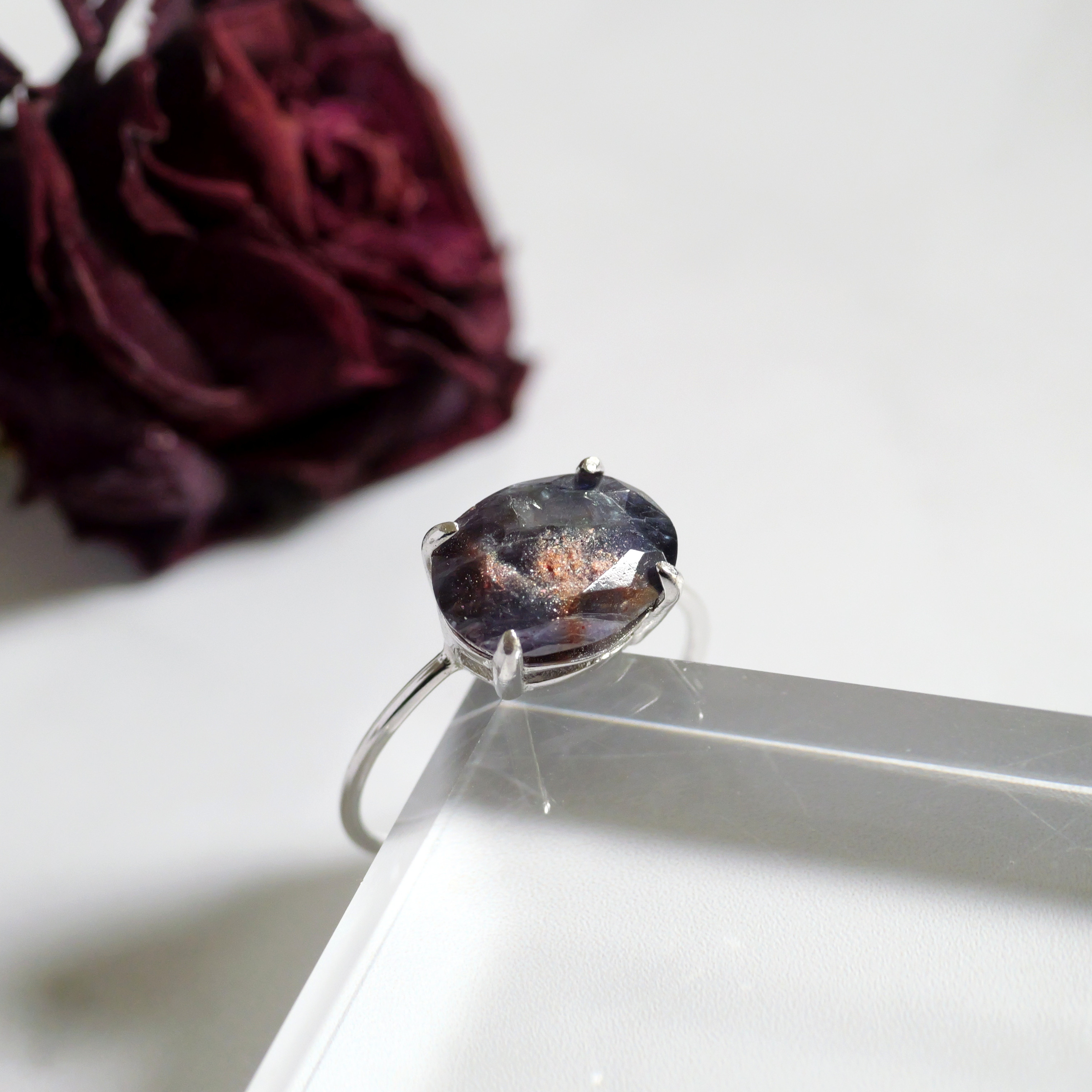 ゴールドのインクルージョンが美しいアイオライトサンストーンのリング