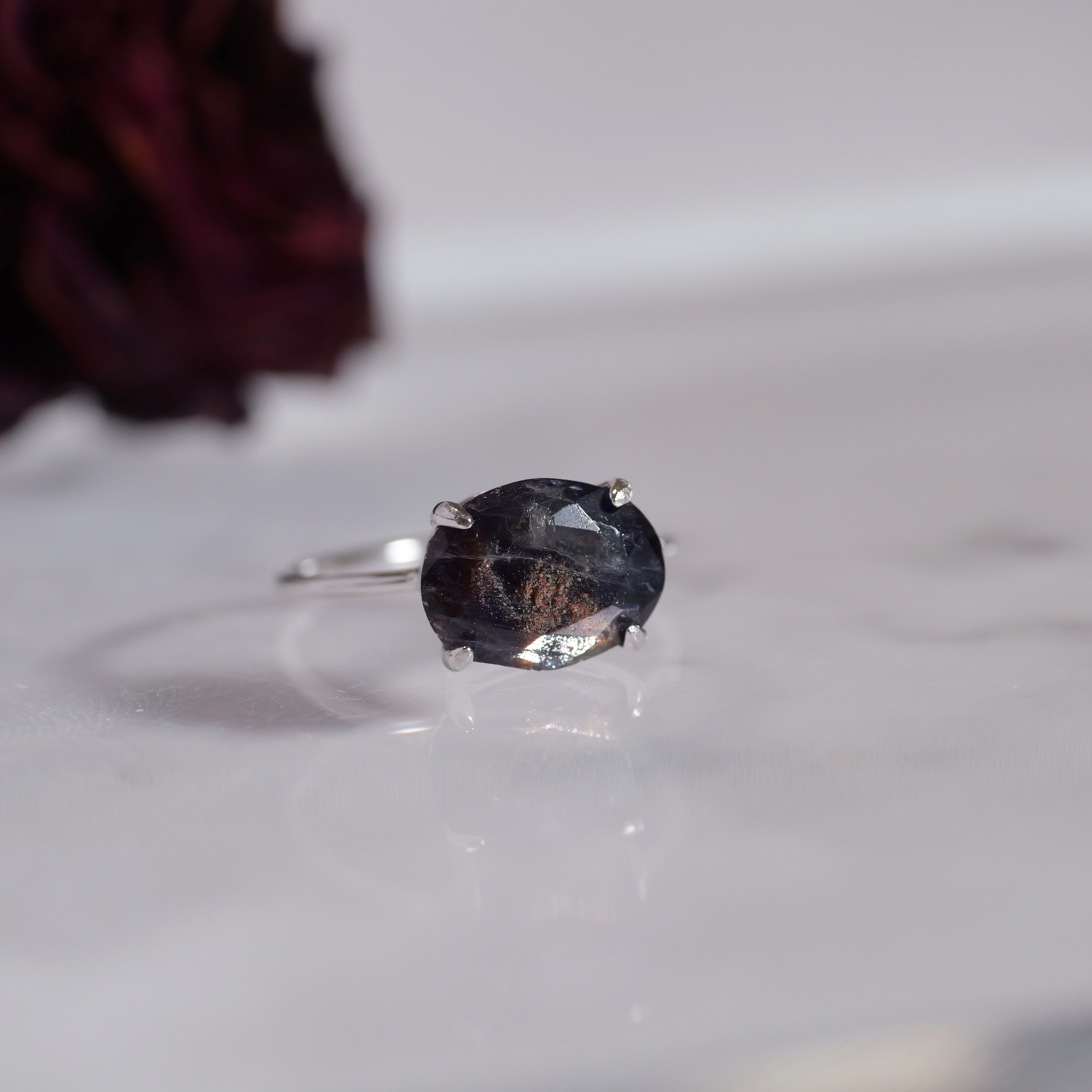 ゴールドのインクルージョンが美しいアイオライトサンストーンのリング