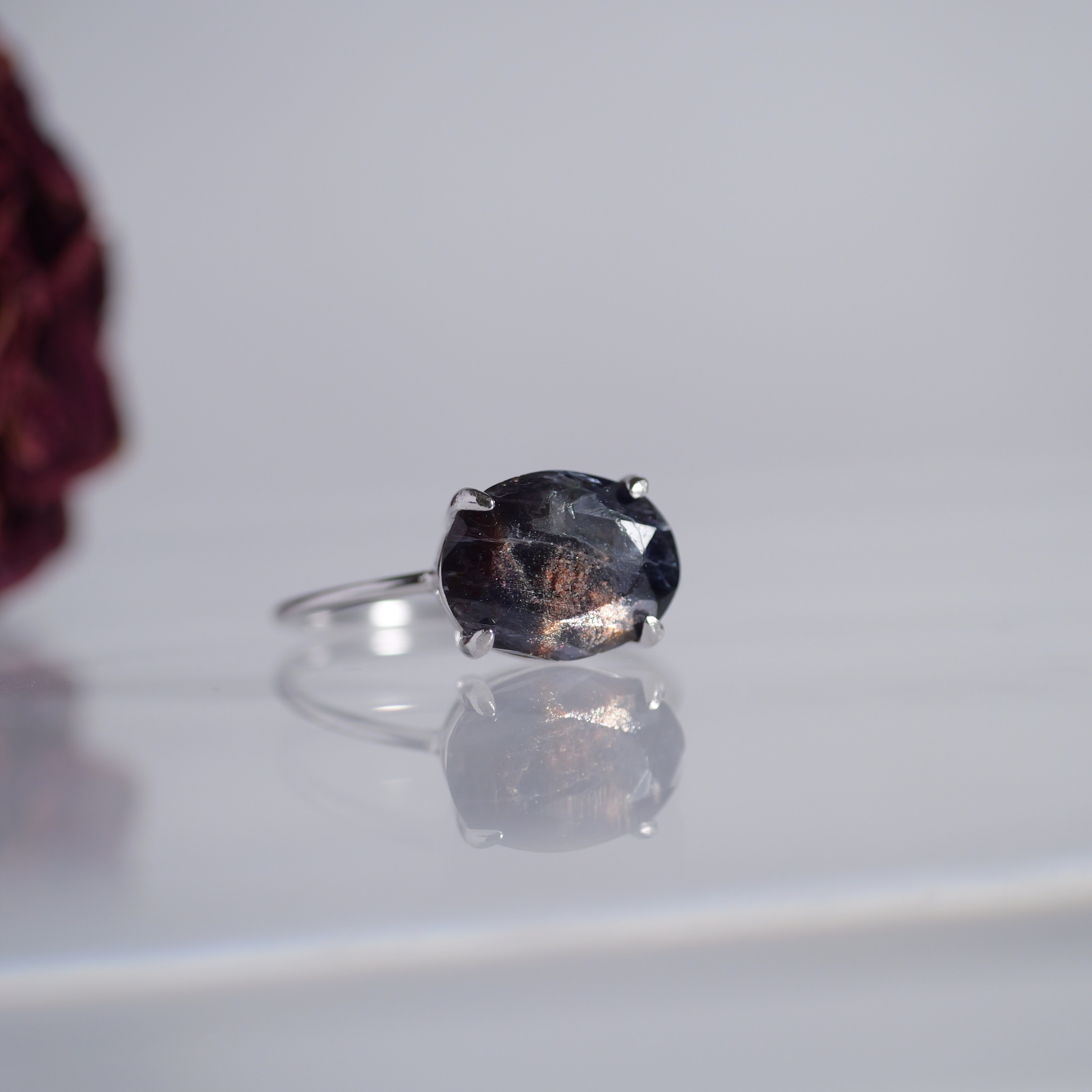 ゴールドのインクルージョンが美しいアイオライトサンストーンのリング