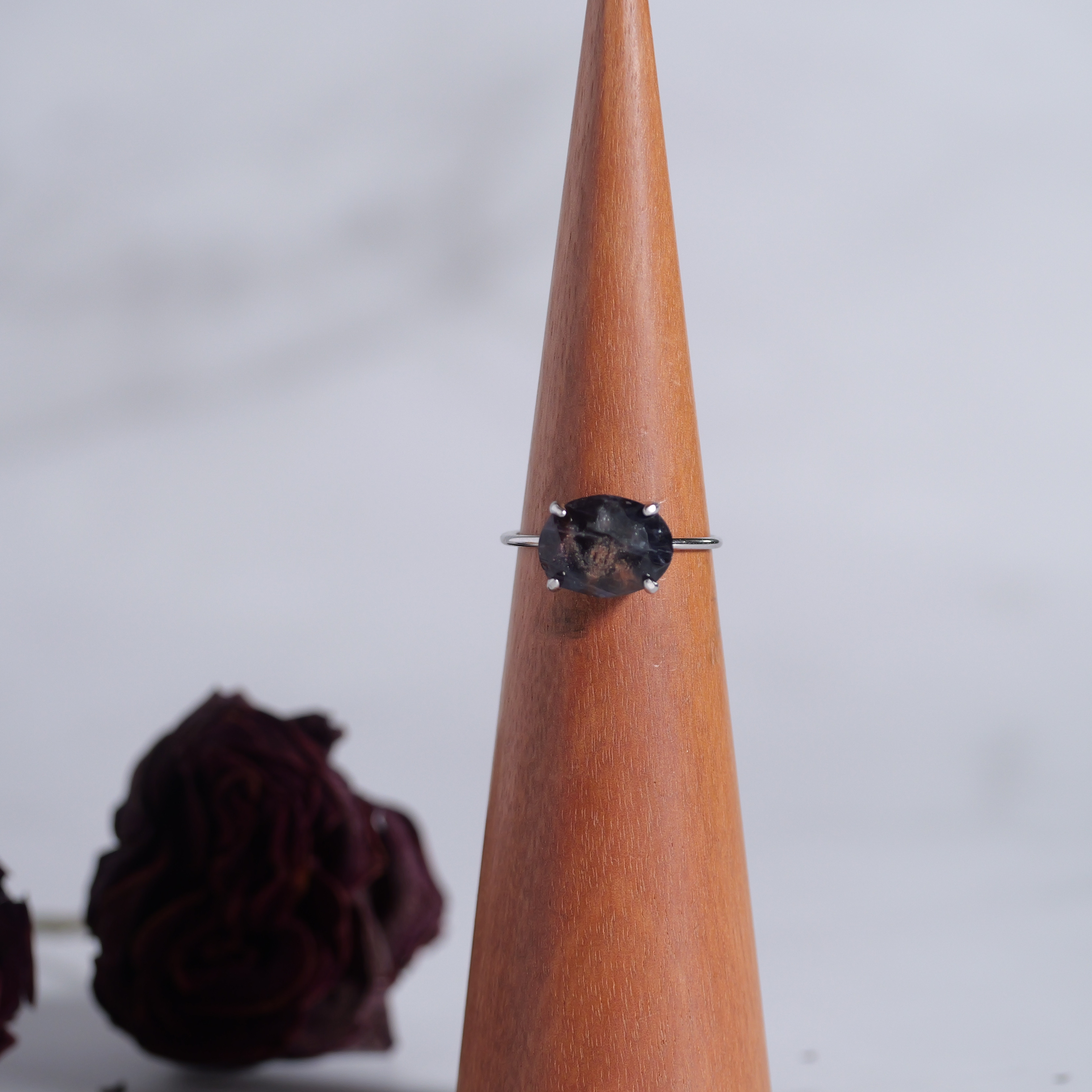 ゴールドのインクルージョンが美しいアイオライトサンストーンのリング