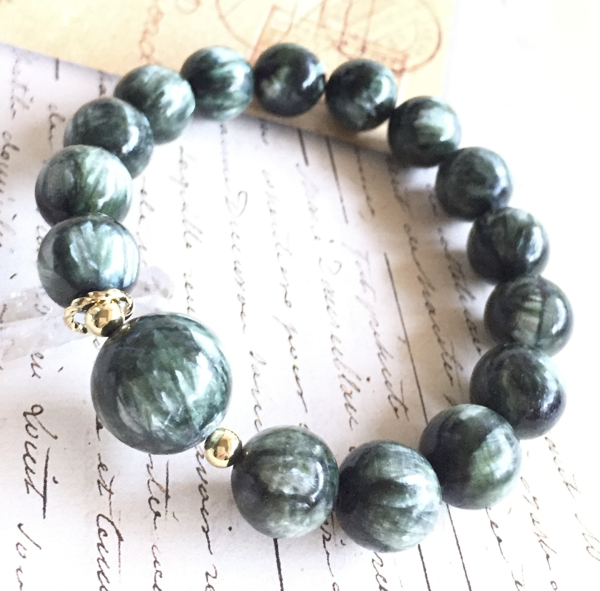 疲弊した心に浸透する大天使の癒しのヴェール✴︎オーラフィールドを浄化するメタリックシルバーのフェザー✴︎セラフィナイト