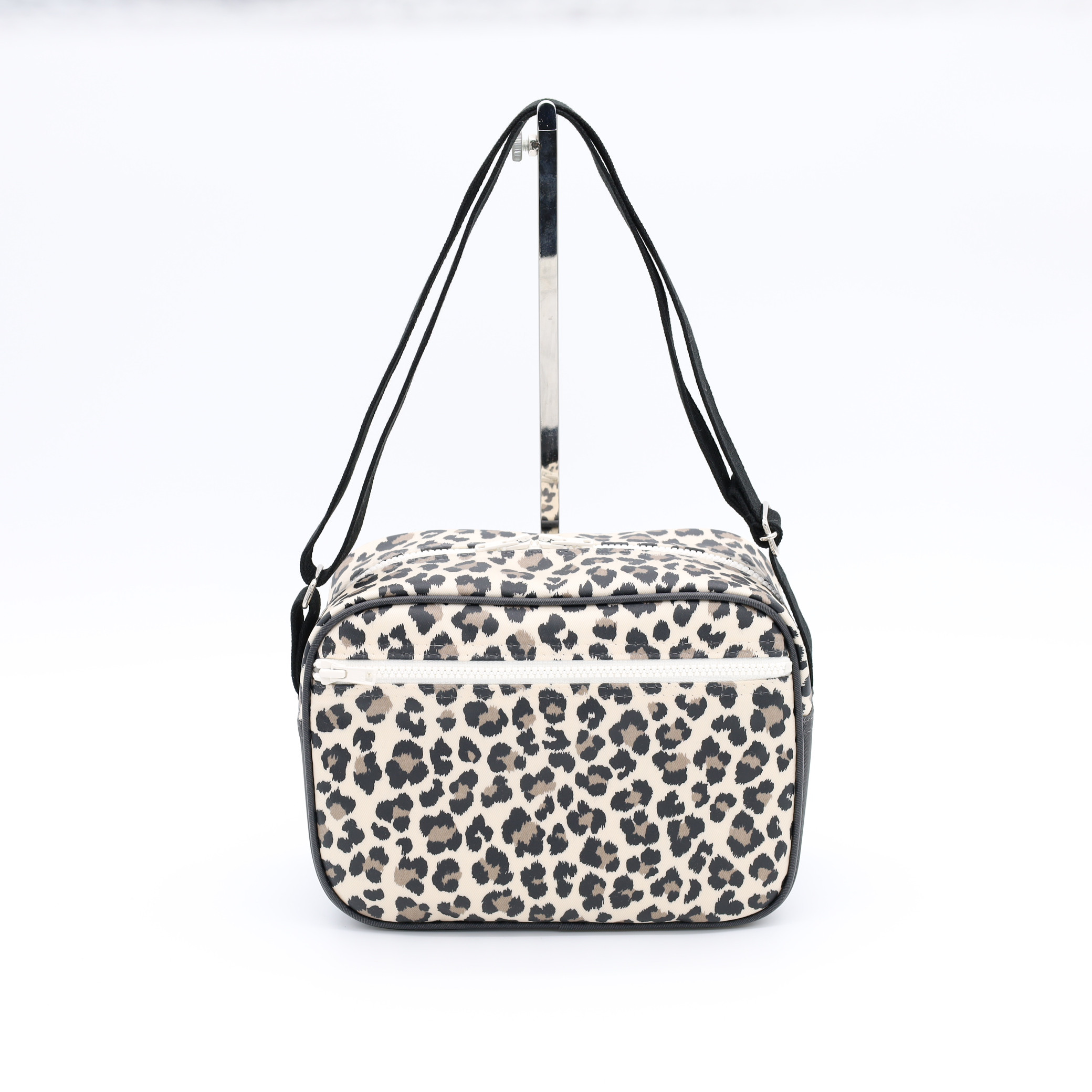 【数量限定】在庫あり　通園ショルダーバッグ　ラミネート素材　アニマルづくし　レオパード　保育園バッグ　入園バッグ　男の子