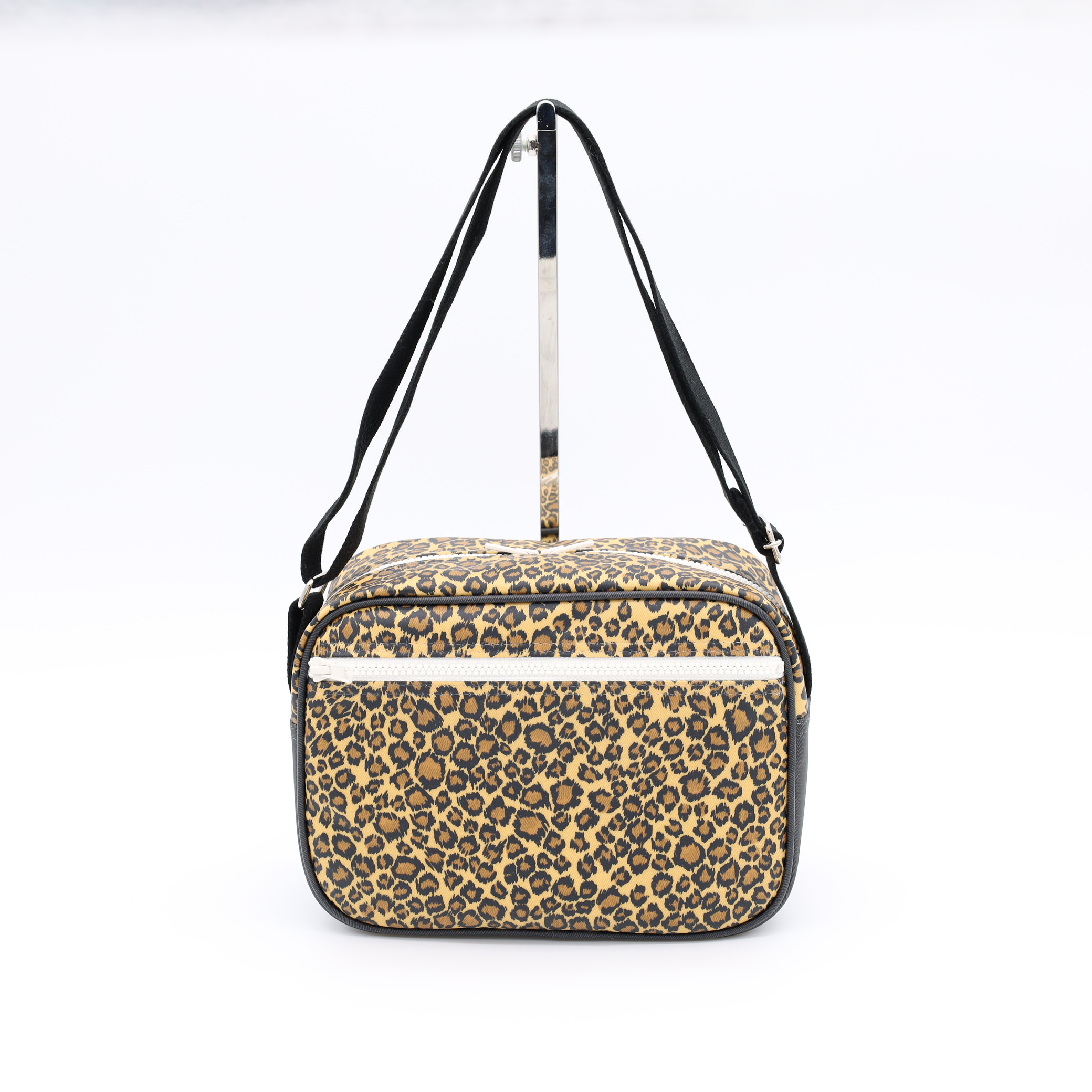 【数量限定】在庫あり　通園ショルダーバッグ　ラミネート素材　アニマルづくし　ヒョウ柄茶　保育園バッグ　入園バッグ　男の子