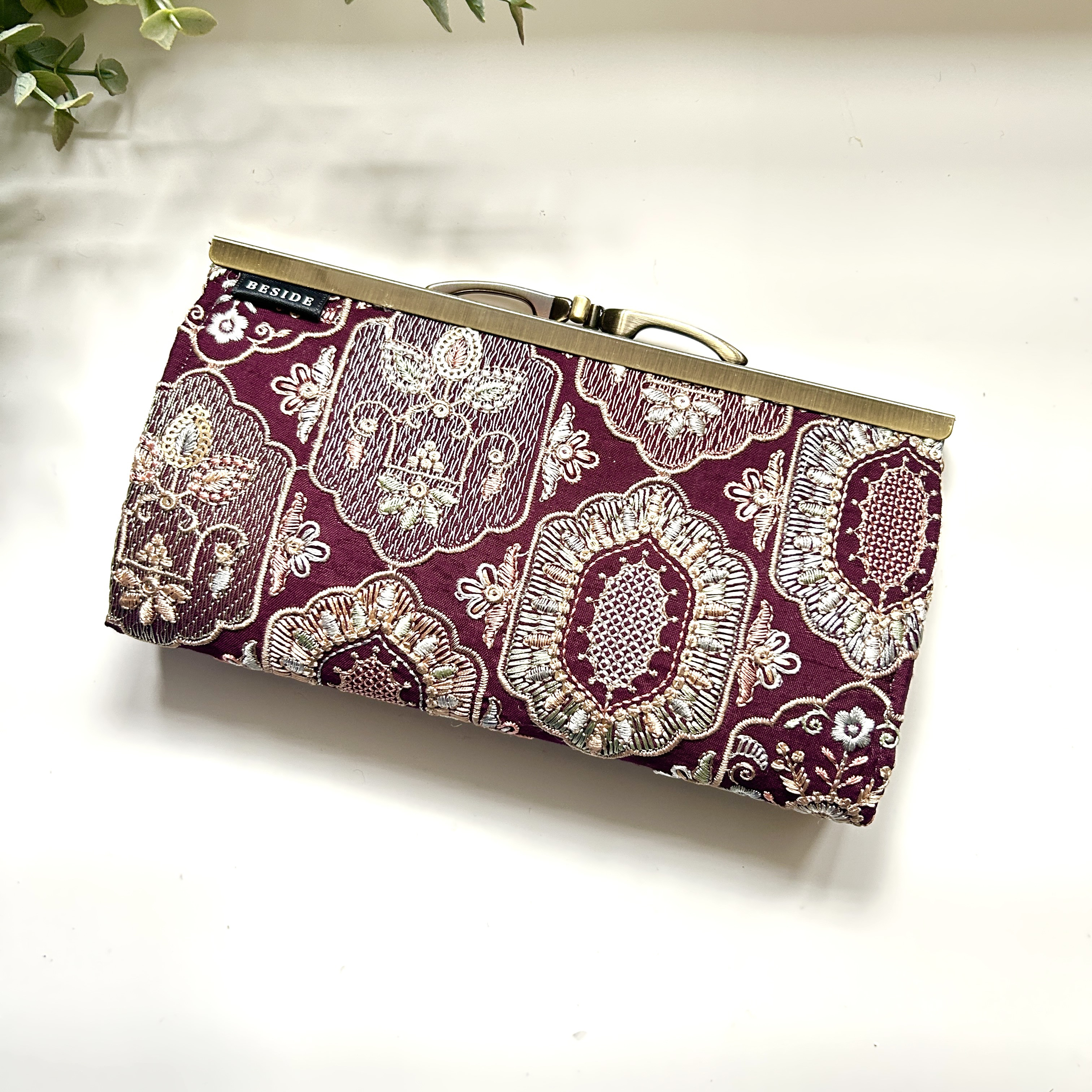 ボルドーブルーム　インド刺繍のがま口財布　コンパクト・カード収納・華やか　長財布