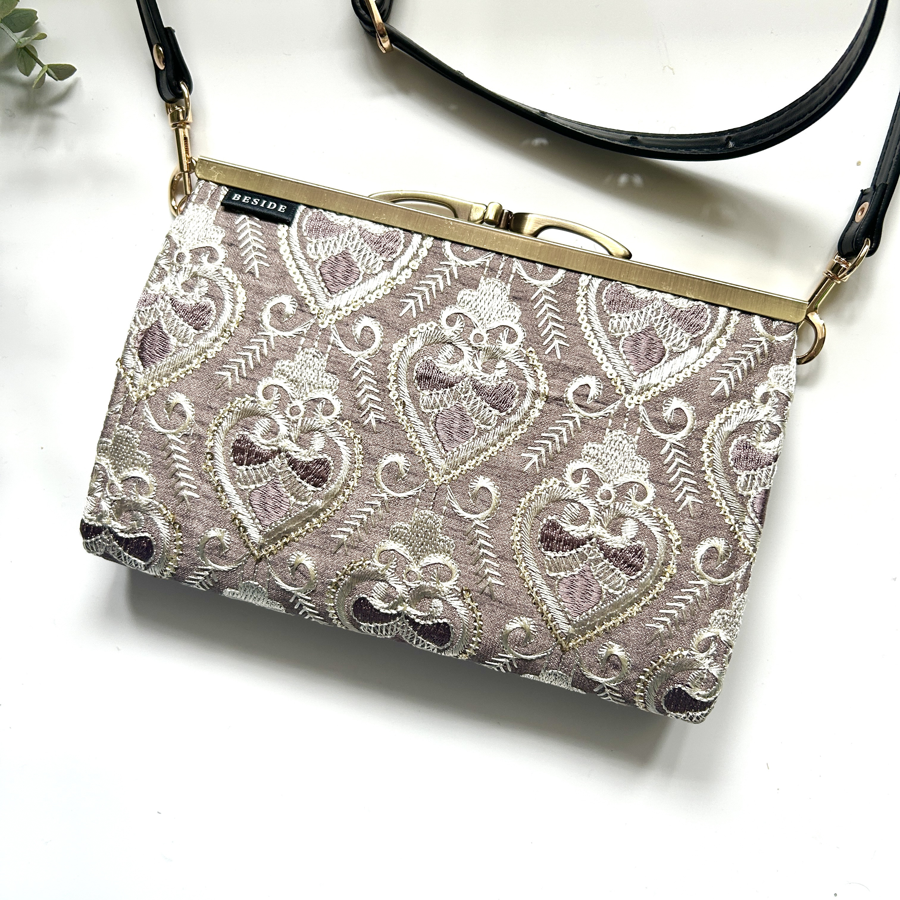 ロイヤルハート　くすみパープル　インド刺繍の上品スマホショルダーウォレット