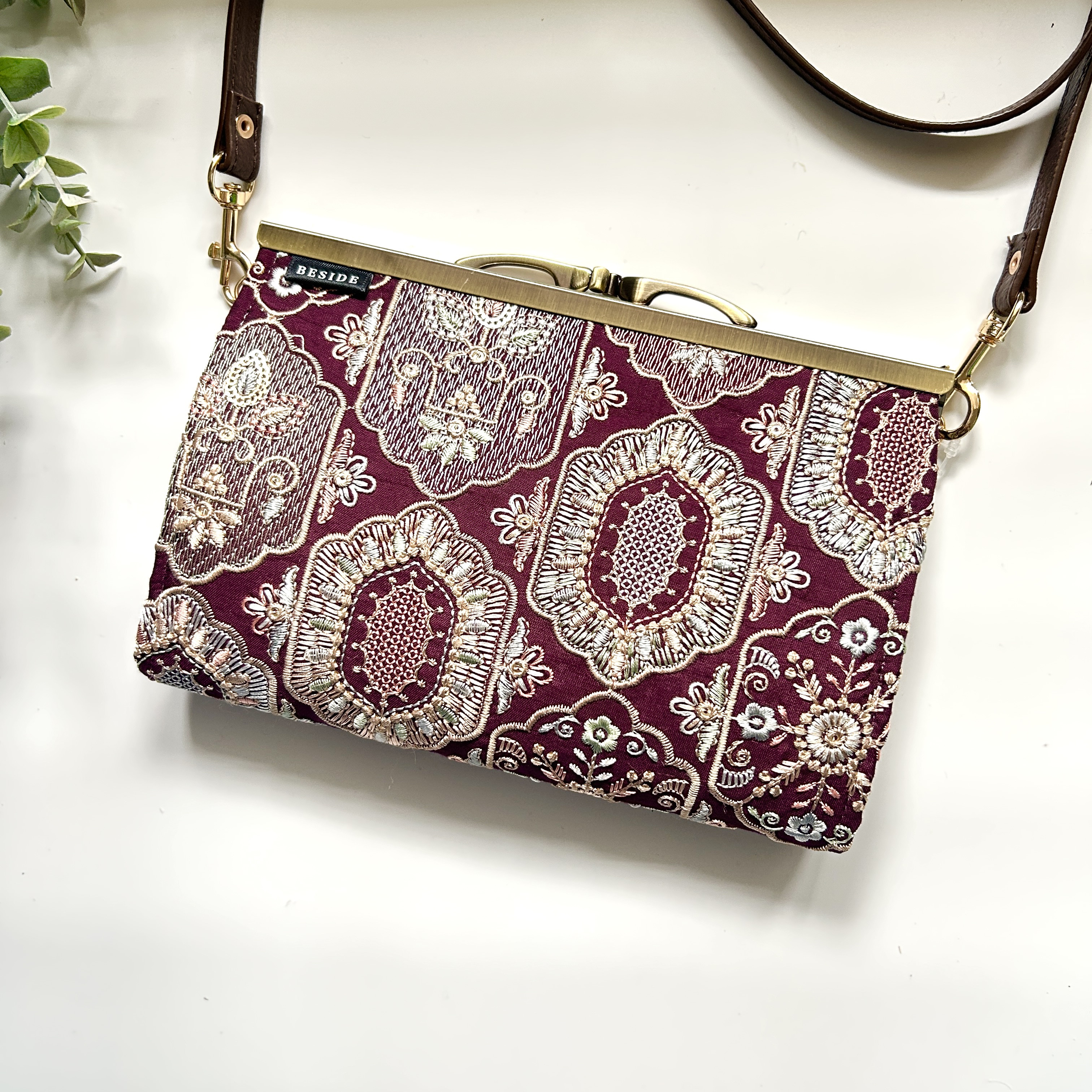 ボルドーブルーム　インド刺繍の上品スマホショルダーウォレット