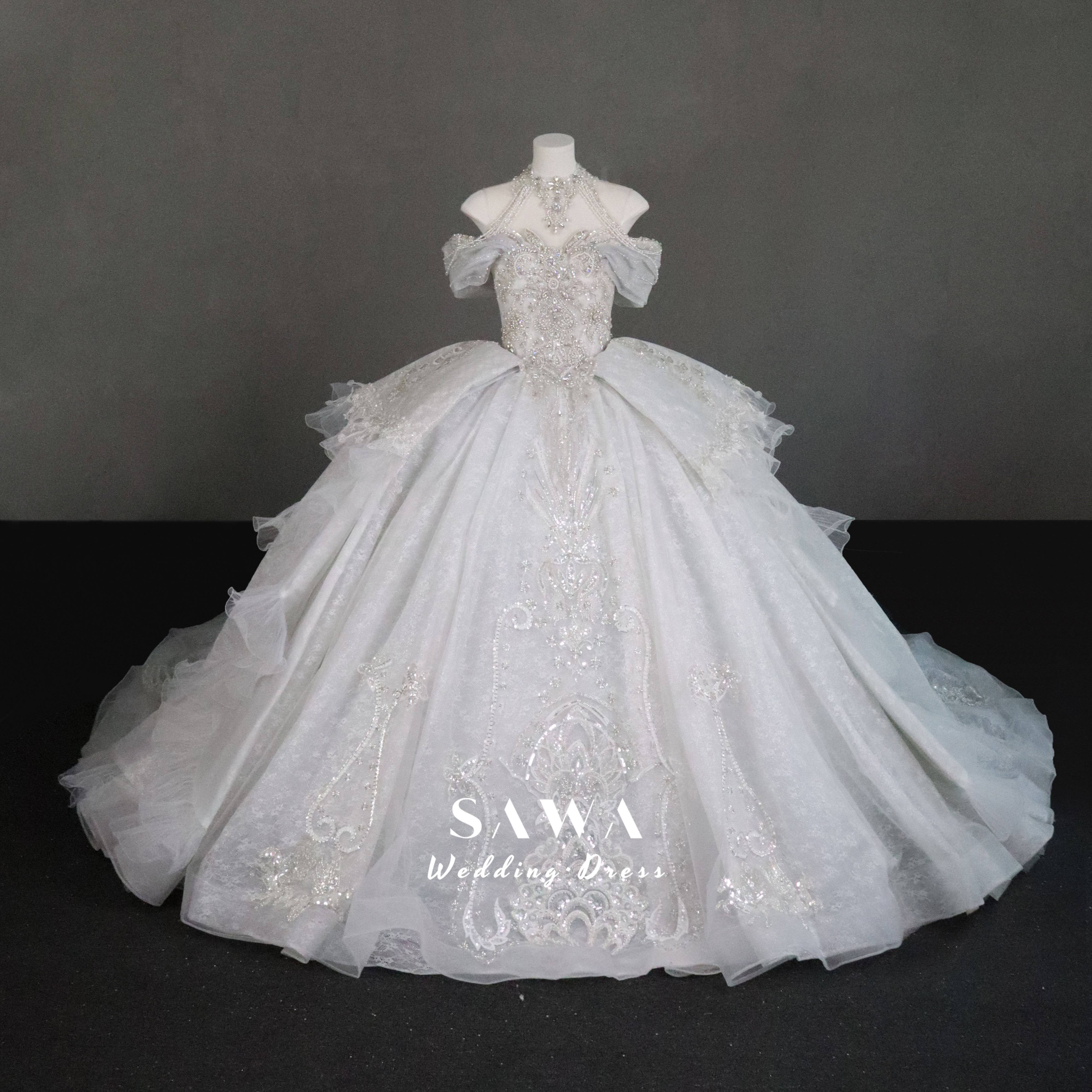 韓国風　ラッフルスカート　ホルターネック背中空き　結婚式　オフショルダー　2の腕を隠せる　プリンセスライン　ボリューム感