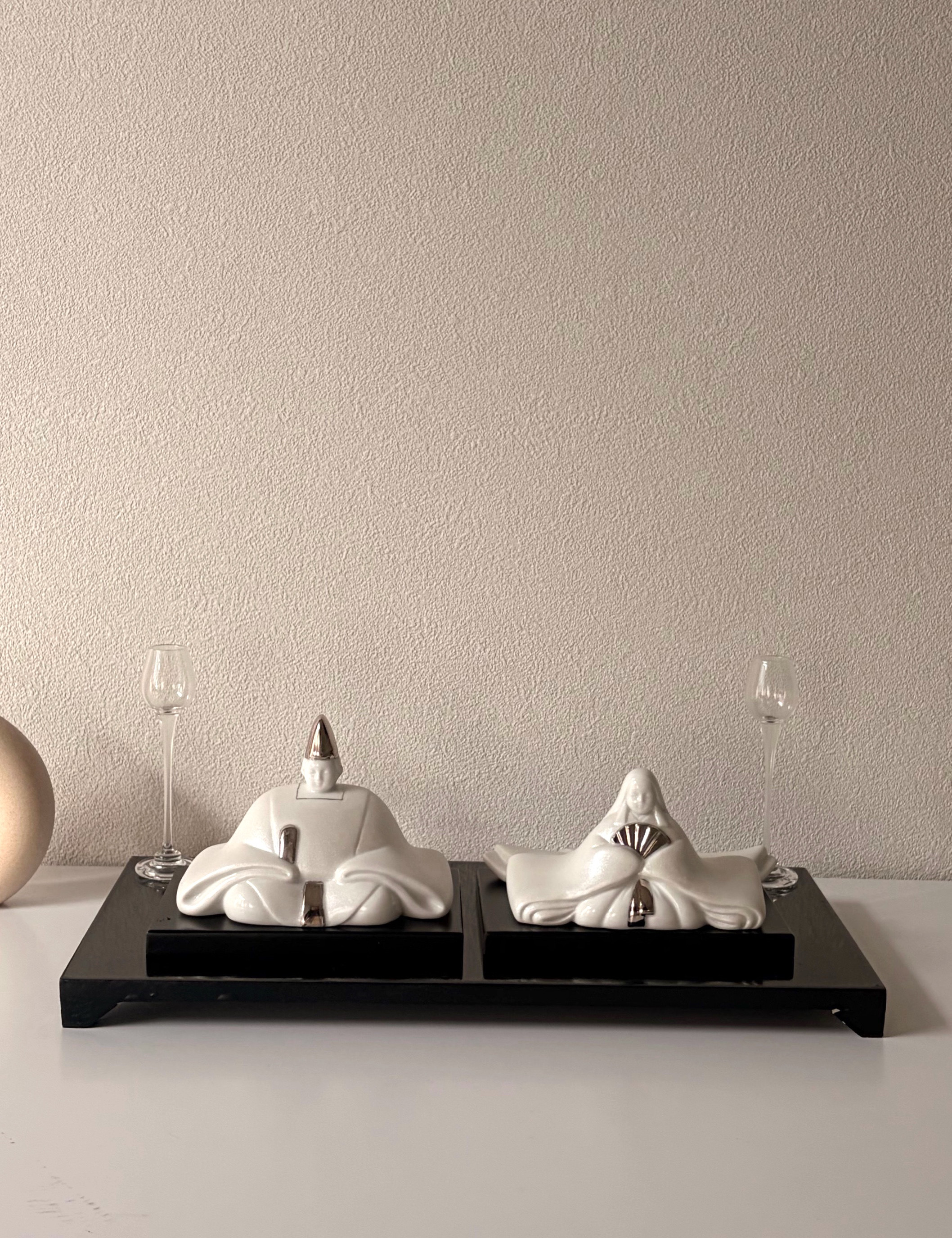 【即納】本金プラチナ使用　黒台、木箱付　陶器　パールホワイト　座り雛