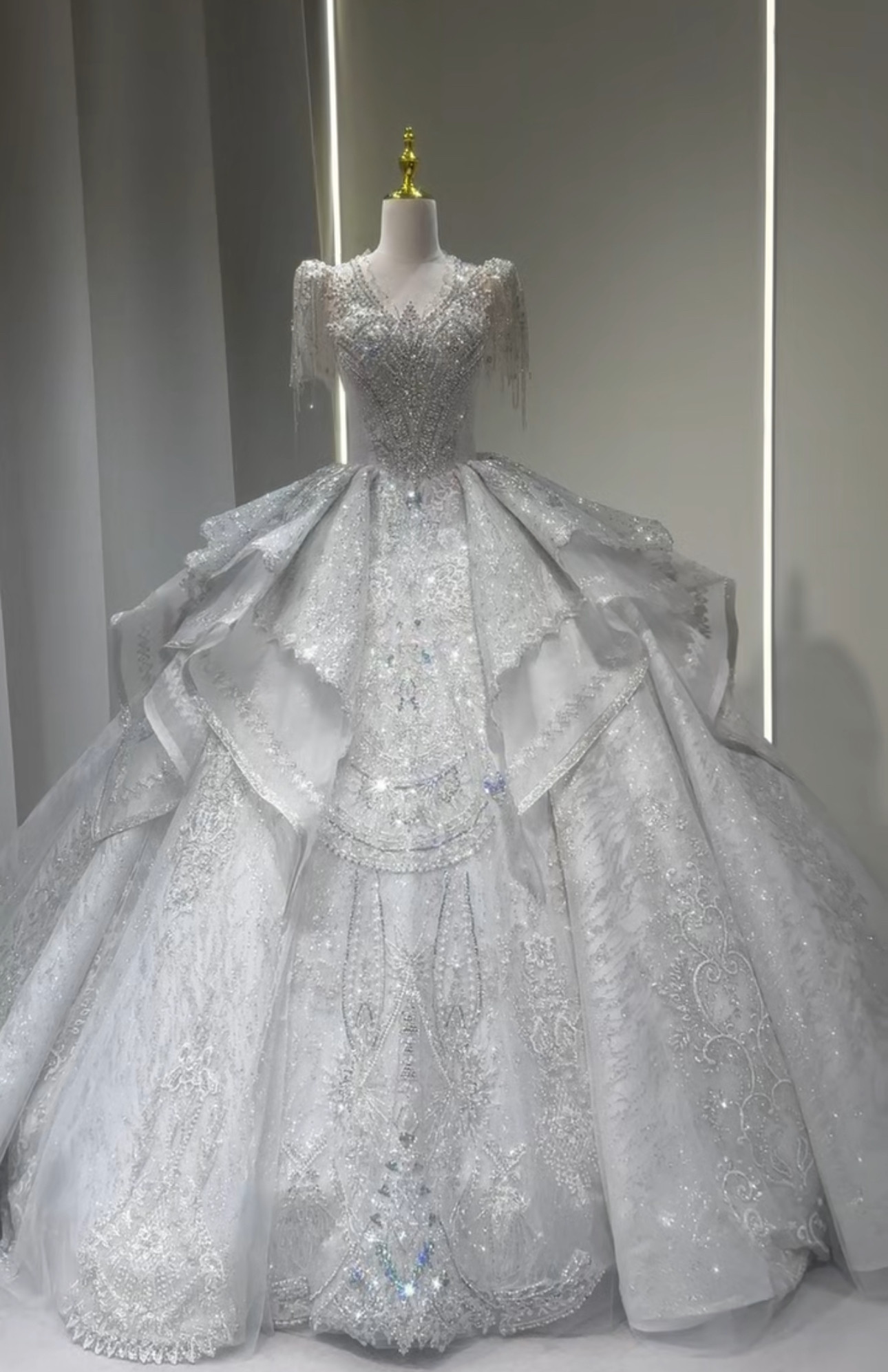 圧倒的に存在感　半袖　vネック　目立つ　キラキラドレス　大人気　フレアスカート　ボリューム　姫プリンセス結婚式前撮り挙式