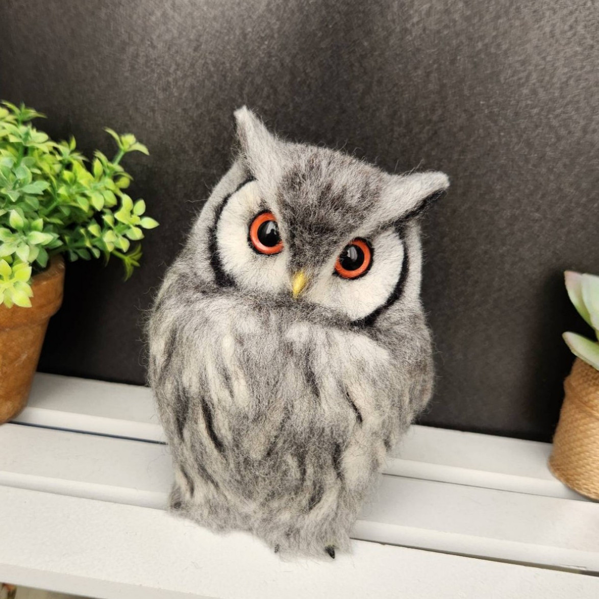 羊毛フェルト製置物　高さ約14cm アフリカオオコノハズク