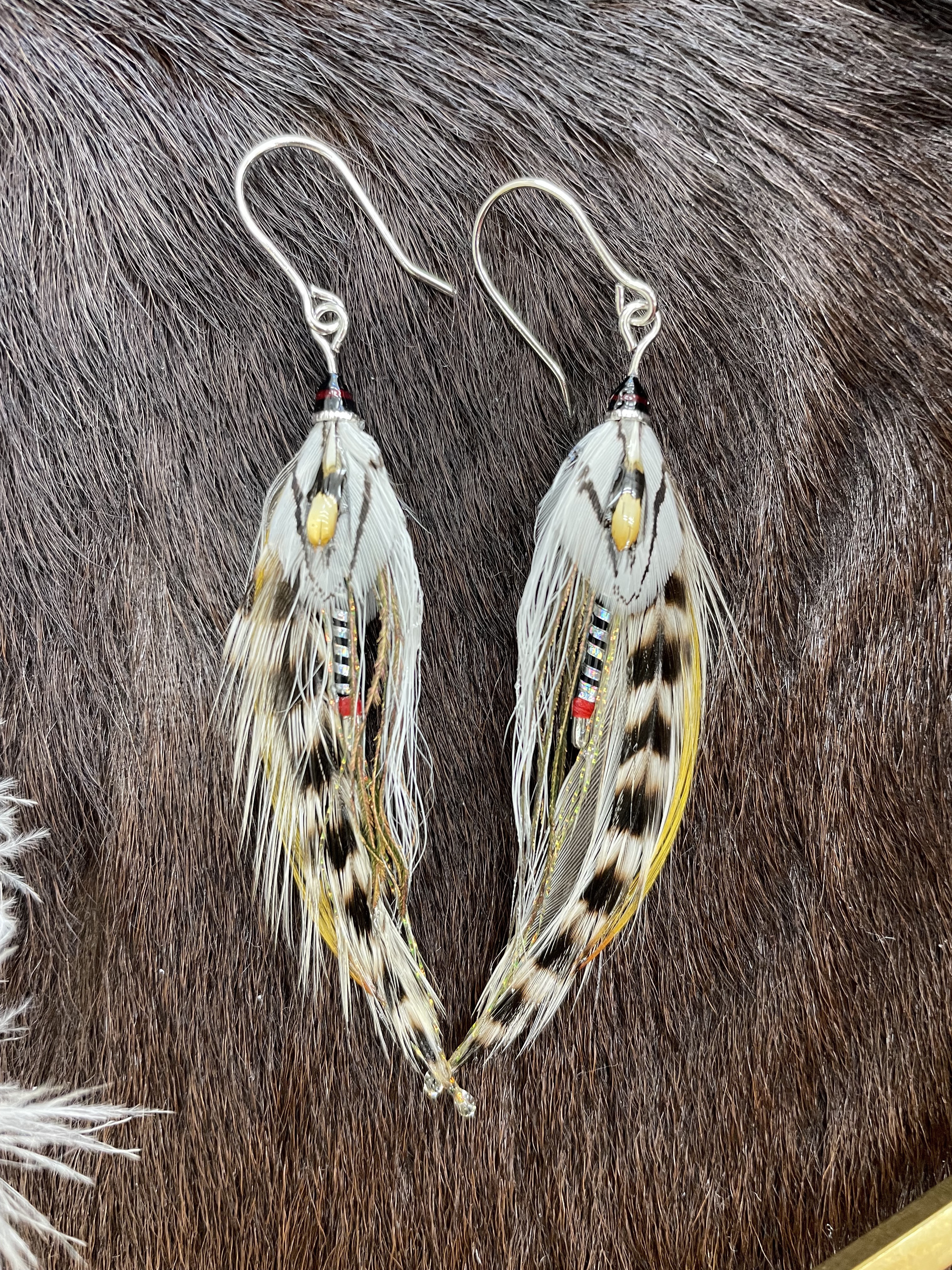 鳥の羽根ピアス　　「グレーゴースト」