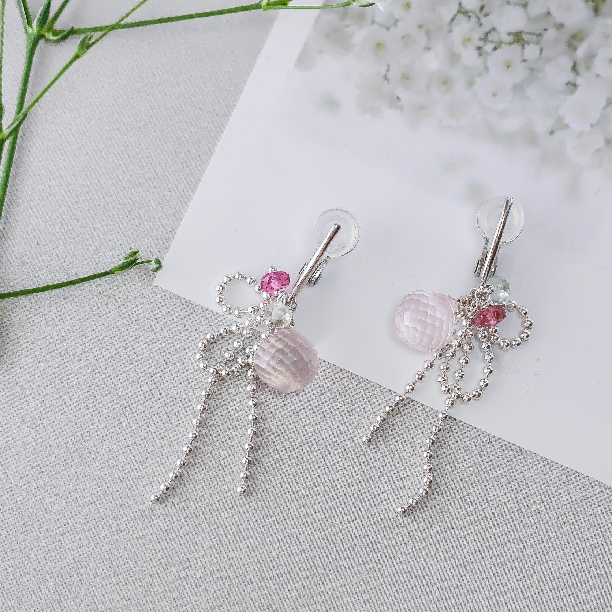 Silver925 極上カット ローズクォーツのリボンソフトタッチイヤリング［1088E_PK］