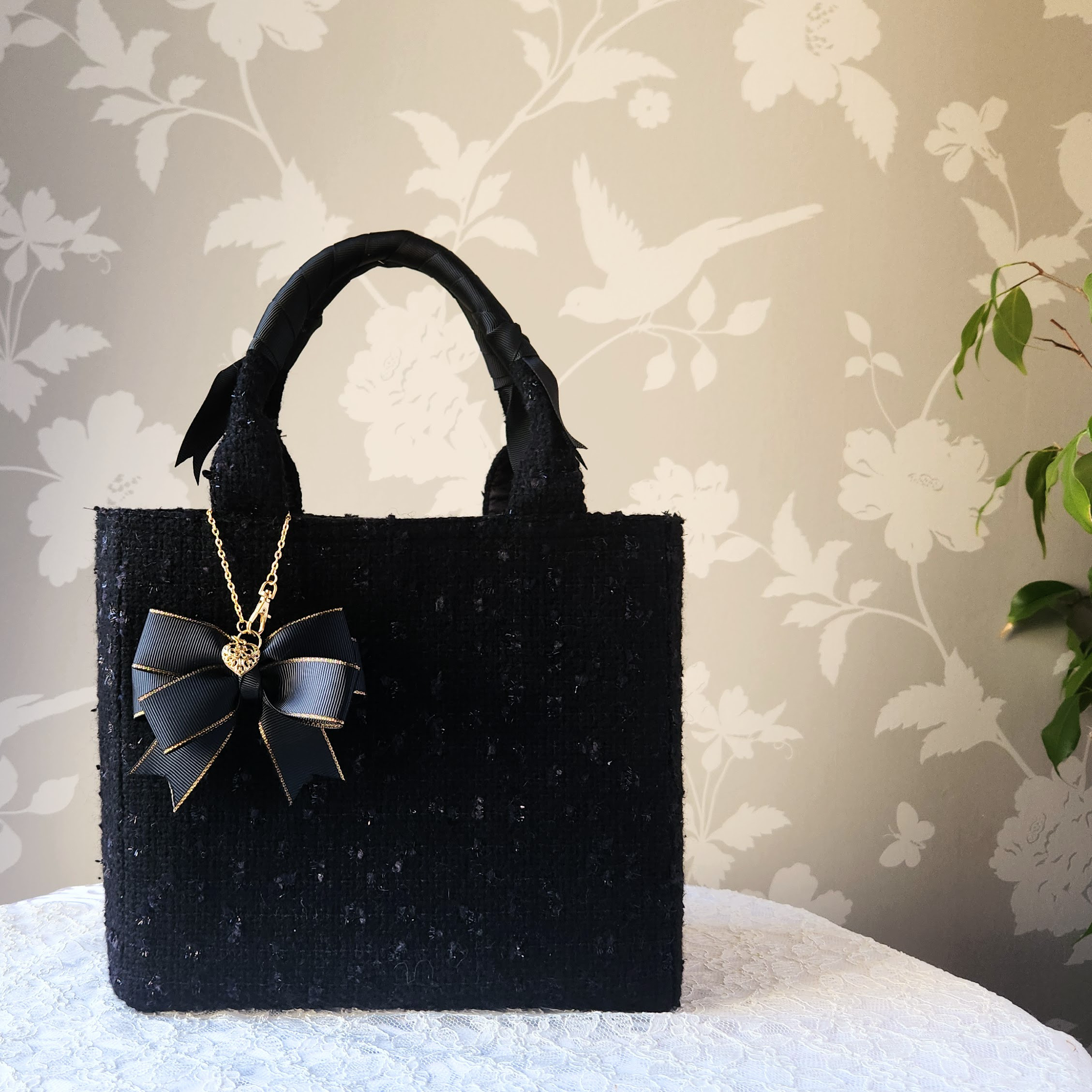 シンプルだから美しい、一点物の贅沢なツイードトートバッグ