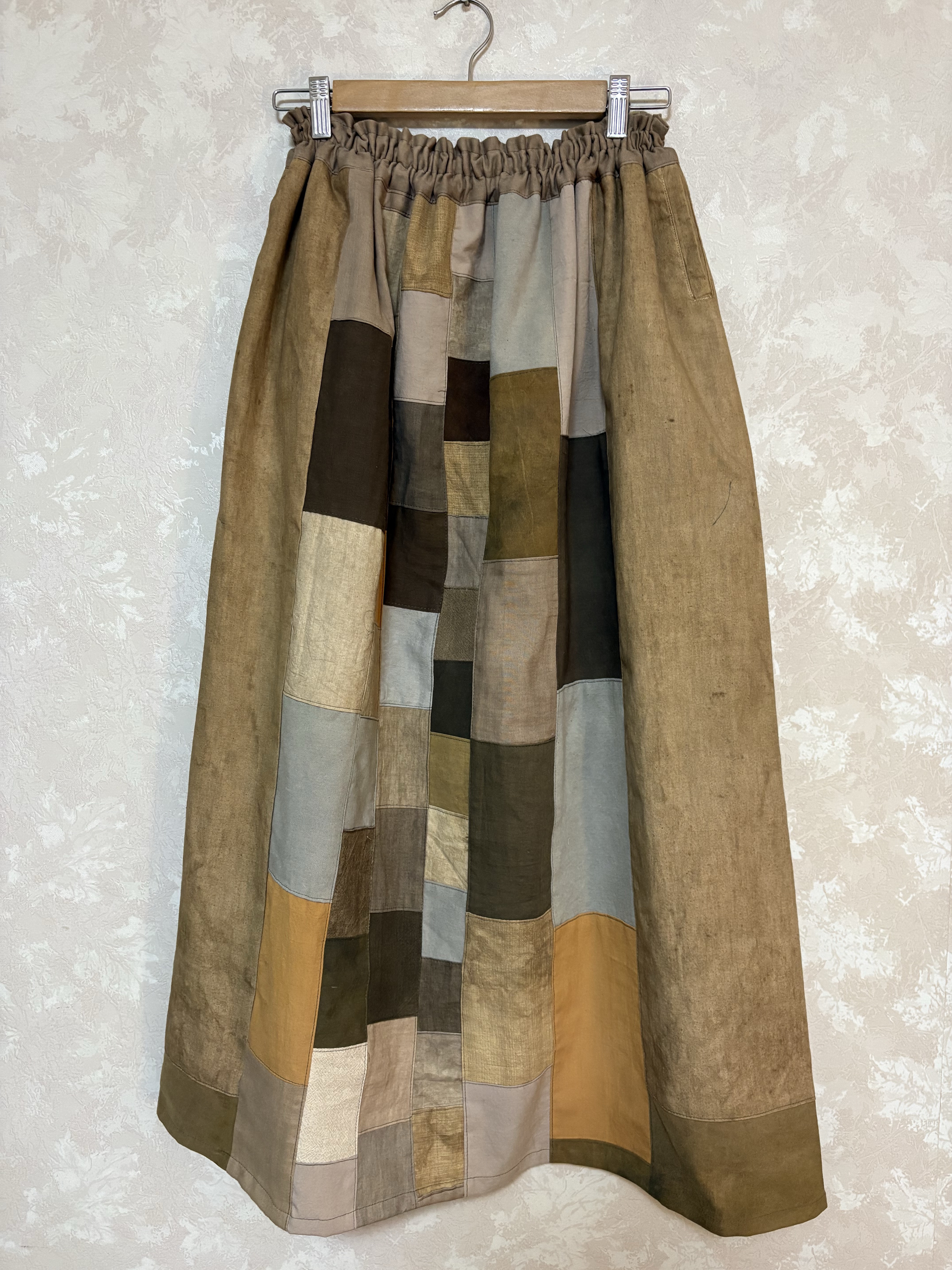 564.柿渋染めのスカート、パッチ　コンシールポケット　百人一首　裏付き　媒染違い