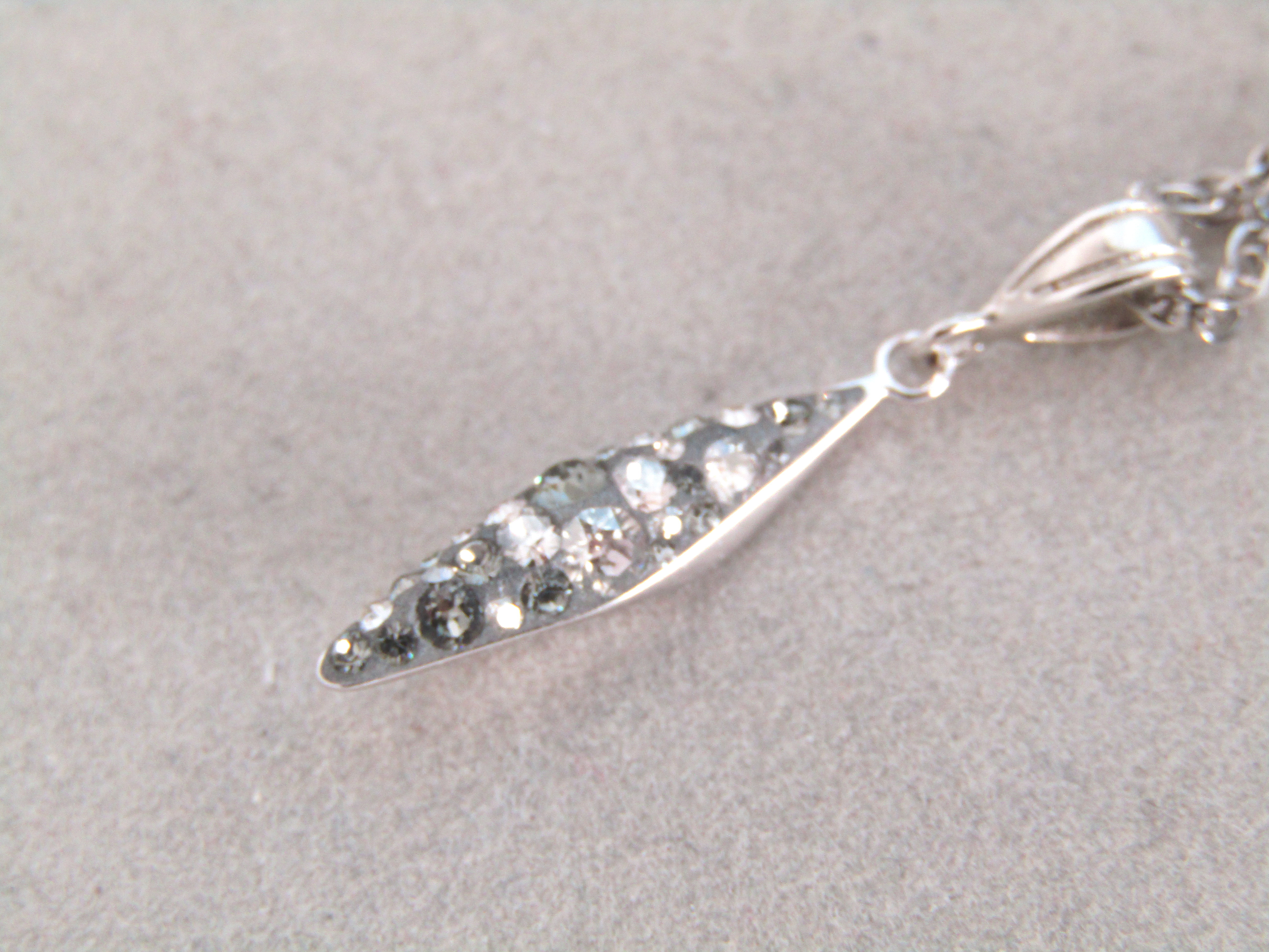 オーストリア製／パヴェポリゴンチャームロングネックレス