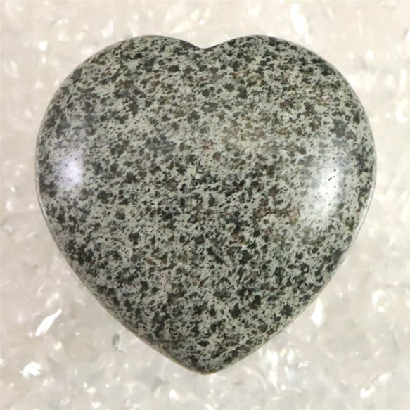 H&E社 ガーディアナイト 40mmハート 32.9g #56476 天然石 榎本通商