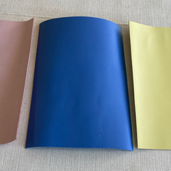 革　A4　アソート3色　ピンク・ブルー・イエロー　3枚　ハンドメイド　レザークラフト　本革 1枚目の画像