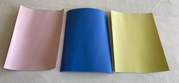 革　A4　アソート3色　ピンク・ブルー・イエロー　3枚　ハンドメイド　レザークラフト　本革 1枚目の画像