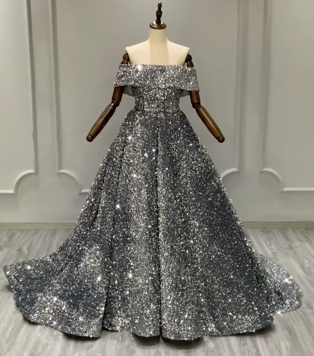 オフショルダー　二の腕カバー　シルバーグレー　スパコール付き　短いトレーン　編みあげ　サイズオーダー可能パーティードレス 50,094円