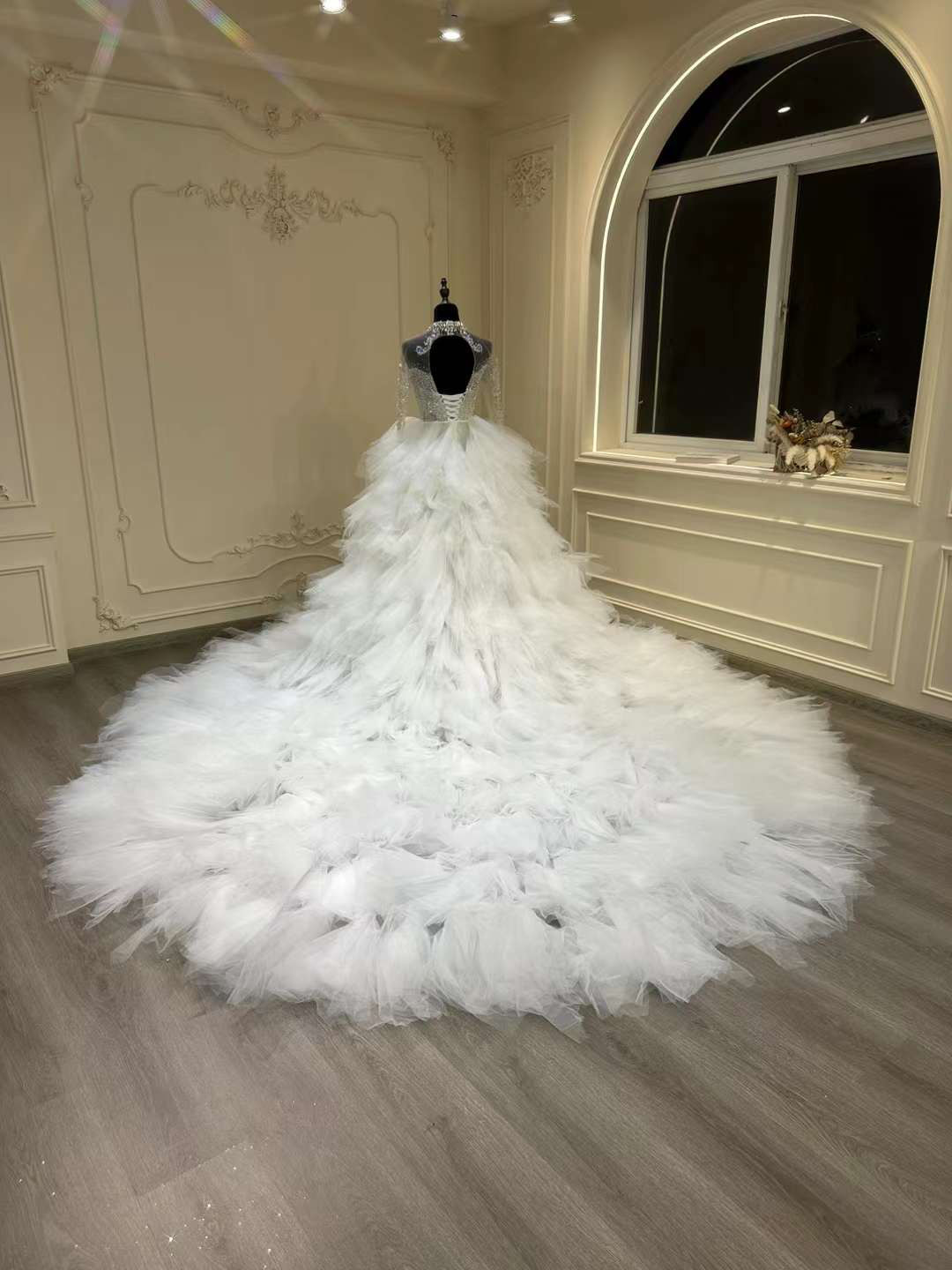 新着商品！アンティークなドレス　豪華　ビジュー　オーバースカート　ホワイト肩空き　マーメイドドレス演奏会披露宴オーダー可