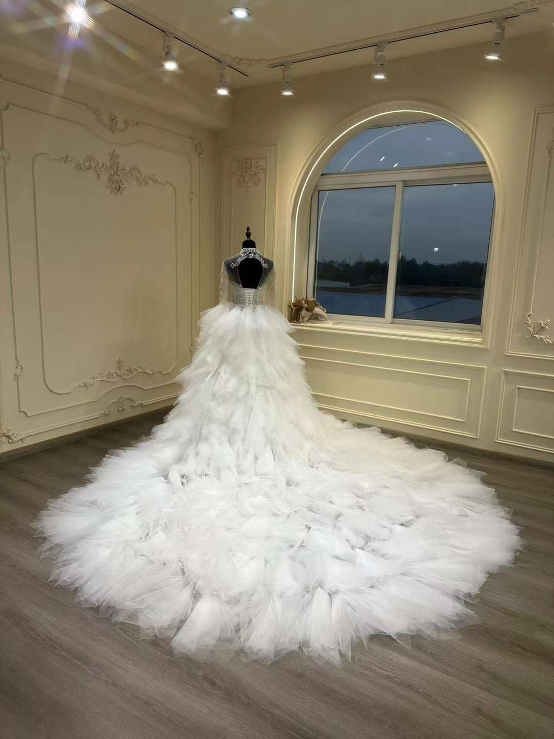 新着商品！アンティークなドレス　豪華　ビジュー　オーバースカート　ホワイト肩空き　マーメイドドレス演奏会披露宴オーダー可