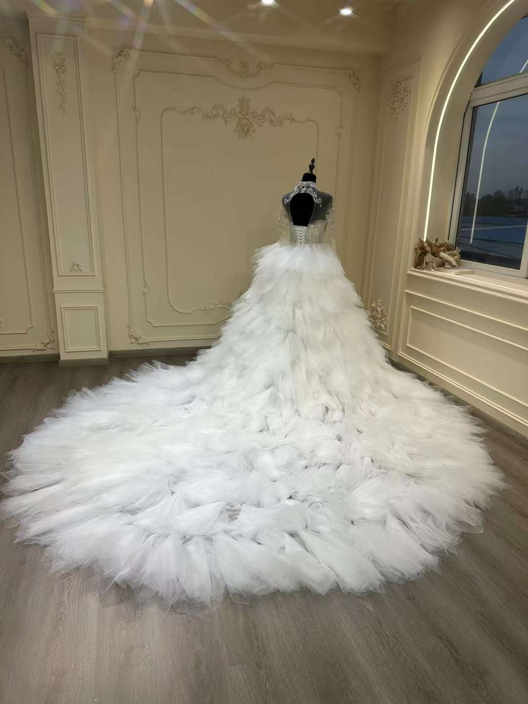 新着商品！アンティークなドレス　豪華　ビジュー　オーバースカート　ホワイト肩空き　マーメイドドレス演奏会披露宴オーダー可