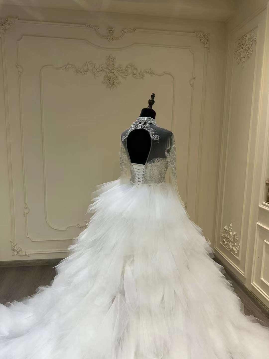 新着商品！アンティークなドレス　豪華　ビジュー　オーバースカート　ホワイト肩空き　マーメイドドレス演奏会披露宴オーダー可