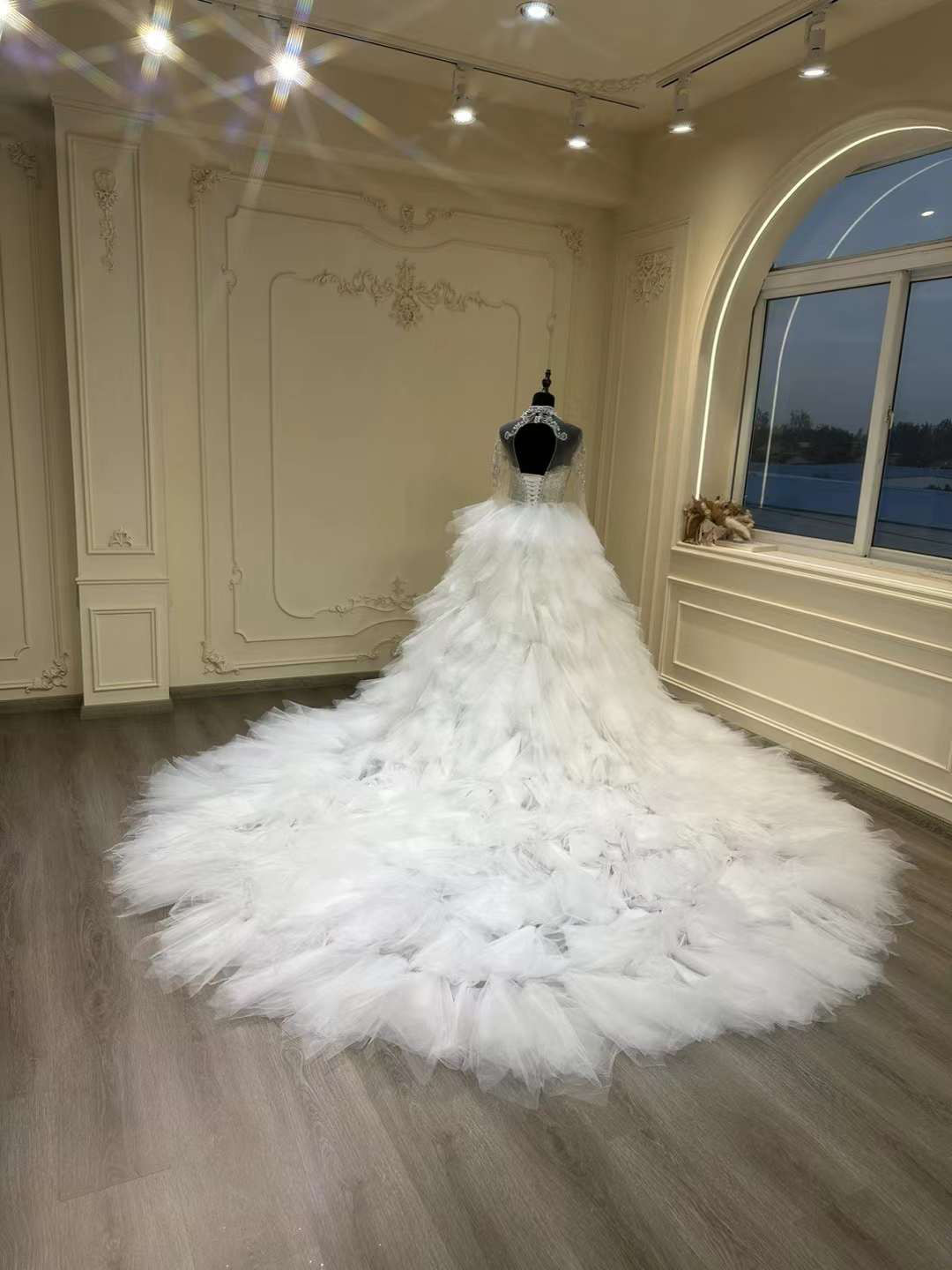 新着商品！アンティークなドレス　豪華　ビジュー　オーバースカート　ホワイト肩空き　マーメイドドレス演奏会披露宴オーダー可