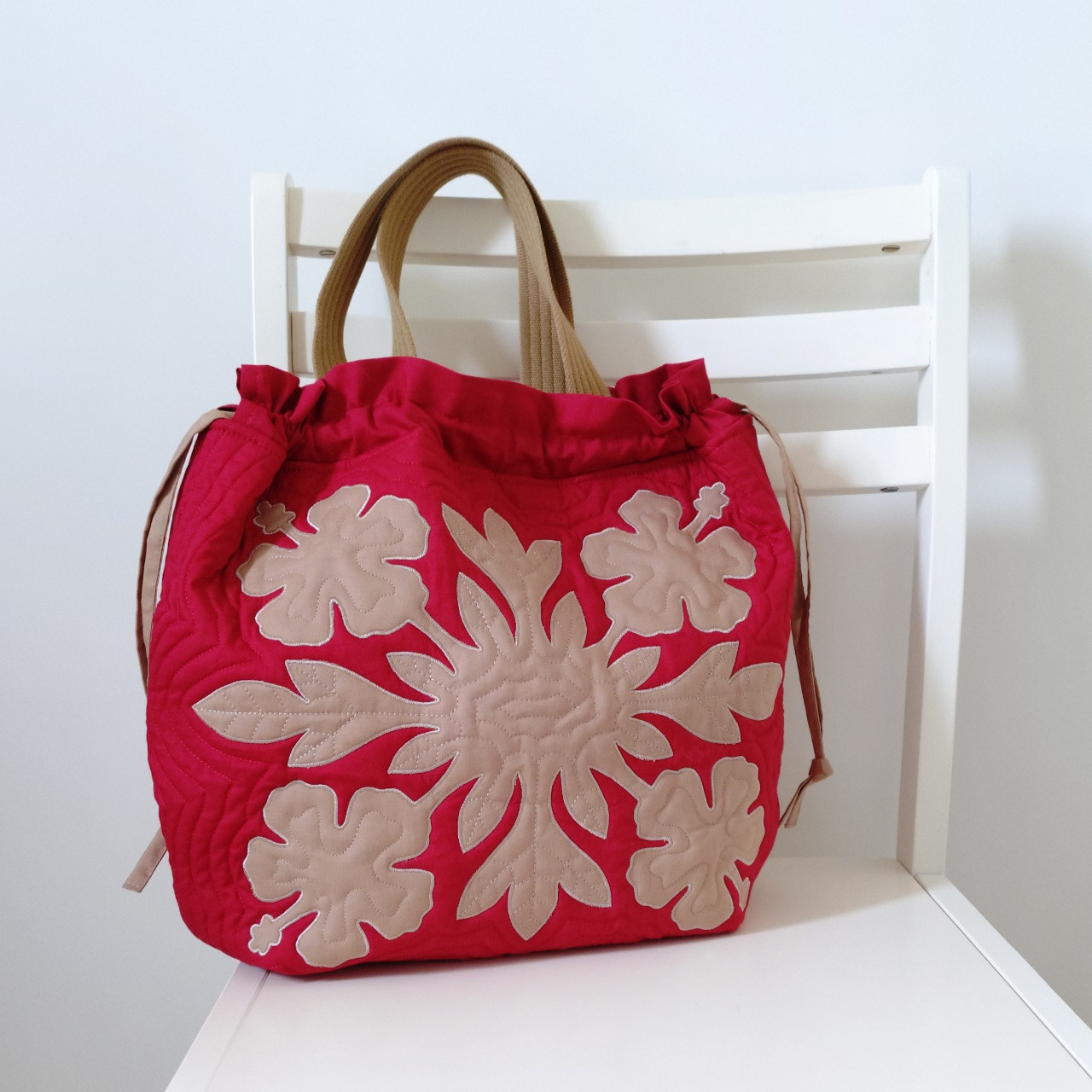 ハワイアンキルトの大きな巾着バッグ/マザーズバッグ （ハイビスカス/ベージュon赤）