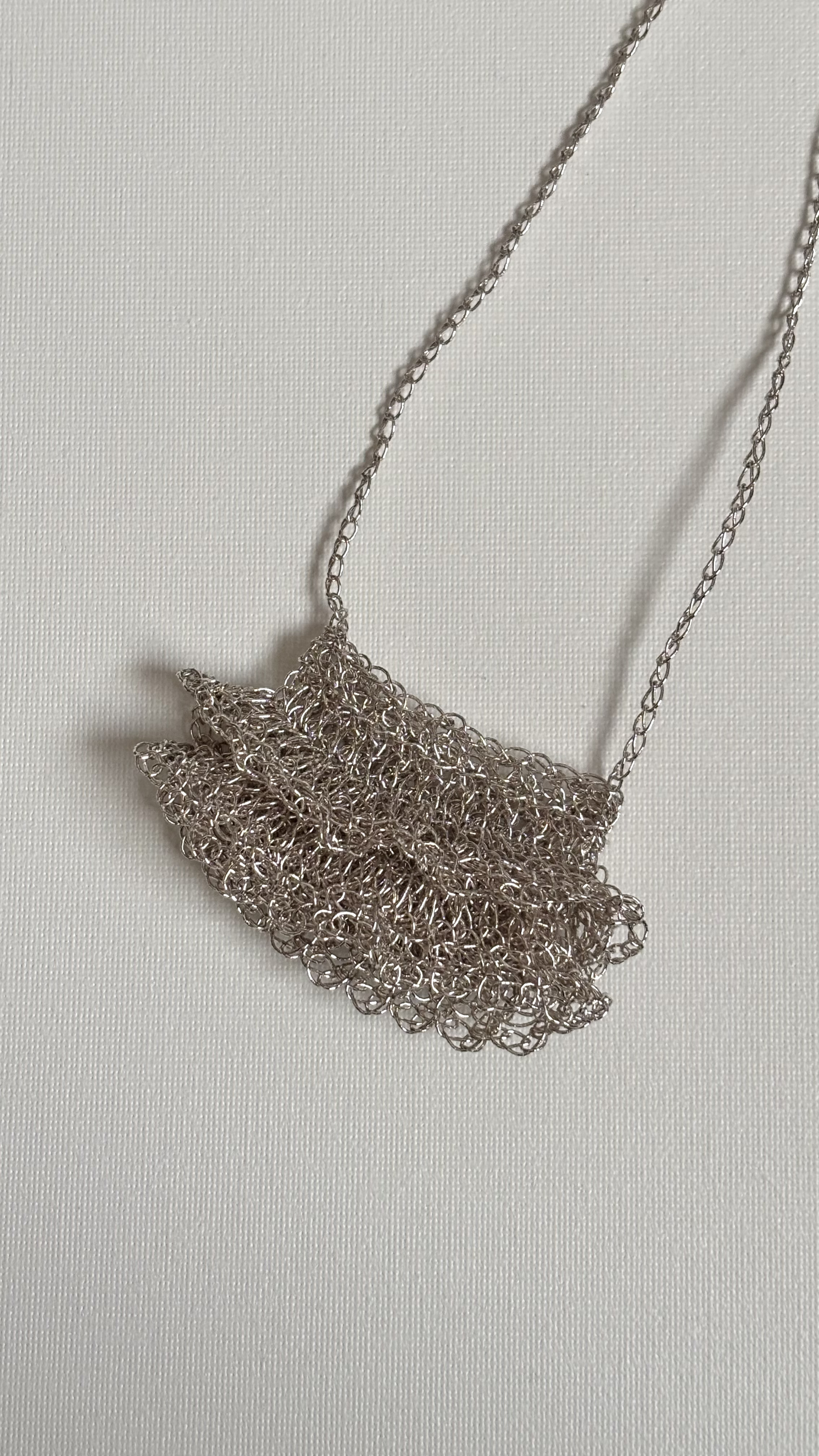 金属みたいなミニバッグネックレス　フリフリシルバー　ホネブト