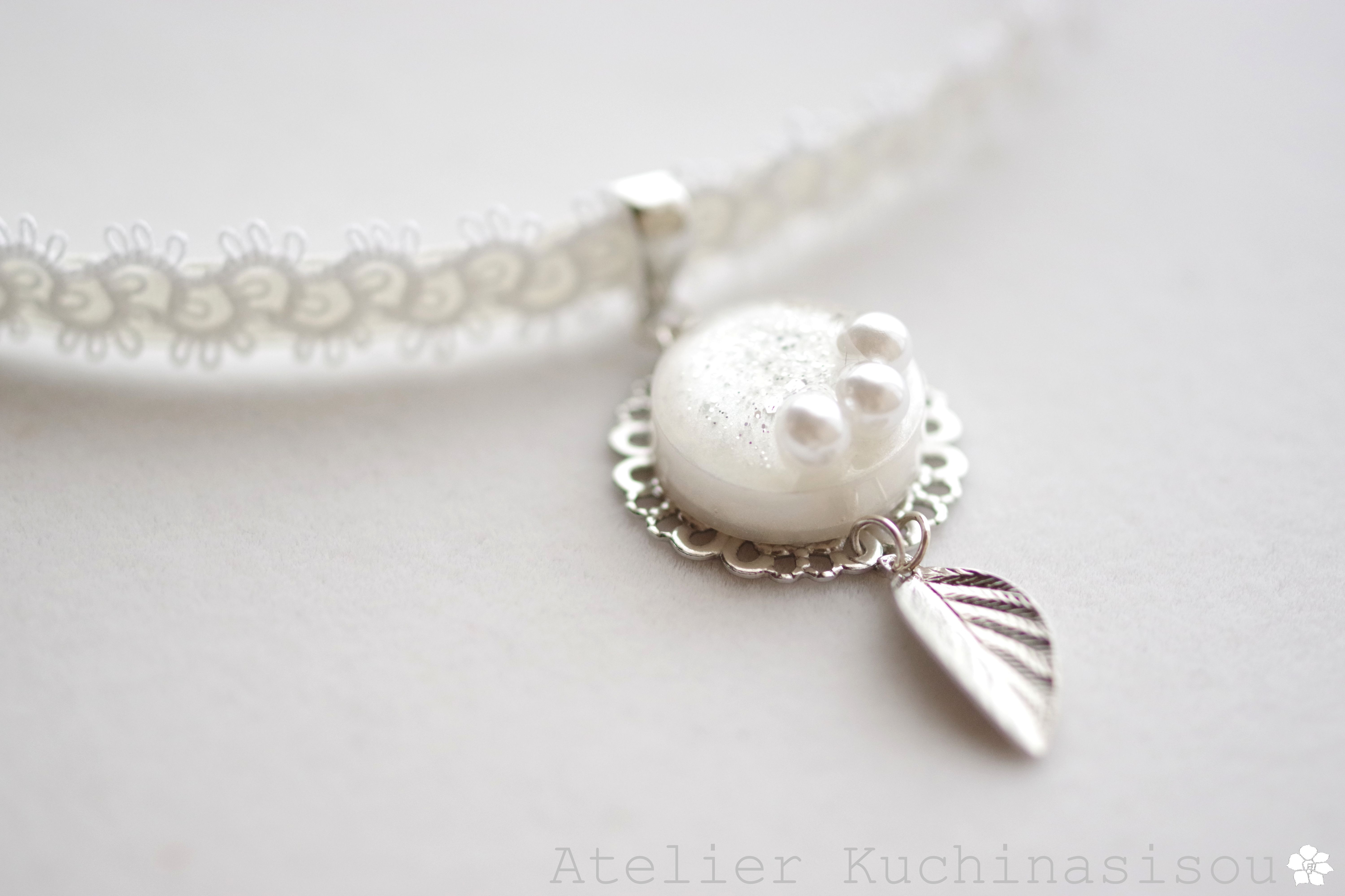 【受注製作】レジンアート　ラウンドモチーフとタティングレースとサテンリボンのチョーカー〈白い庭〉