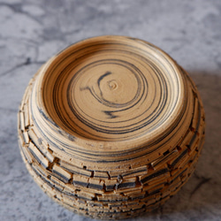 4.5号黄黒練込み裂紋爬虫類シェルター415　昆虫　陶器製　作家もの　沖縄 4枚目の画像