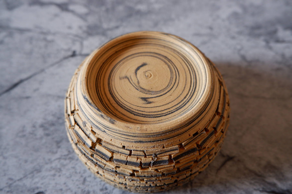 4.5号黄黒練込み裂紋爬虫類シェルター415　昆虫　陶器製　作家もの　沖縄 4枚目の画像