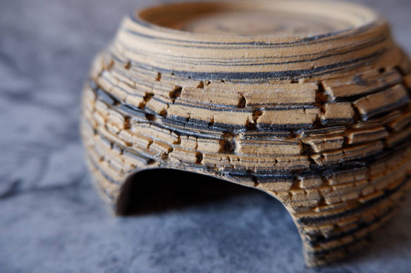 4.5号黄黒練込み裂紋爬虫類シェルター415　昆虫　陶器製　作家もの　沖縄 2枚目の画像