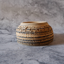 4.5号黄黒練込み裂紋爬虫類シェルター415　昆虫　陶器製　作家もの　沖縄 3枚目の画像