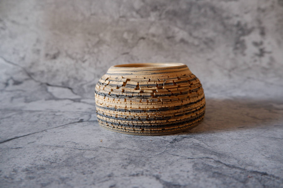 4.5号黄黒練込み裂紋爬虫類シェルター415　昆虫　陶器製　作家もの　沖縄 3枚目の画像