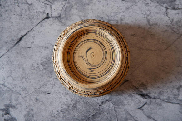 4.5号黄黒練込み裂紋爬虫類シェルター415　昆虫　陶器製　作家もの　沖縄 5枚目の画像