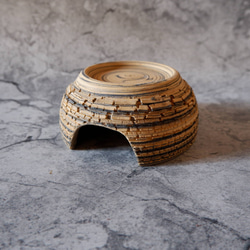 4.5号黄黒練込み裂紋爬虫類シェルター415　昆虫　陶器製　作家もの　沖縄 1枚目の画像